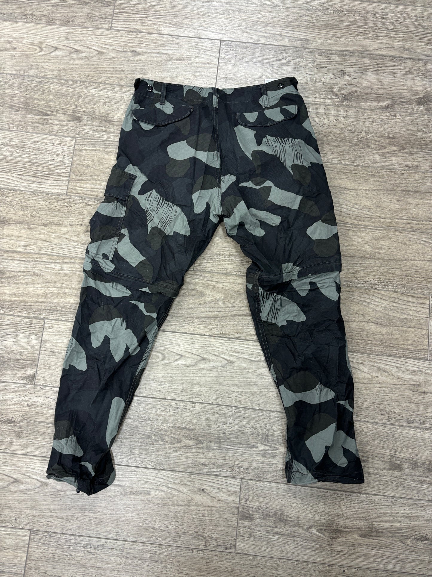 Levi’s camo convertible cargo pants 33