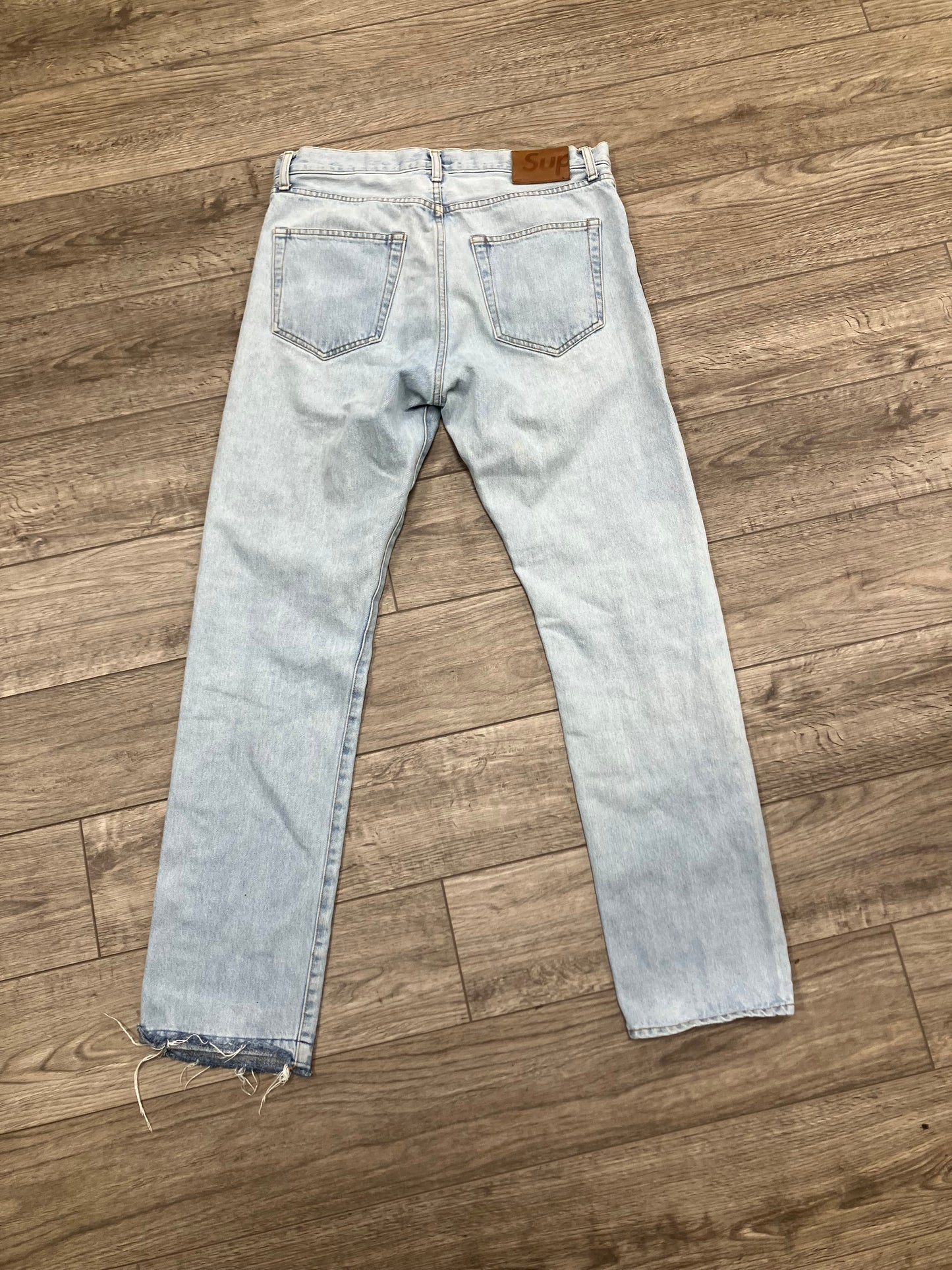 32 - Supreme Jeans