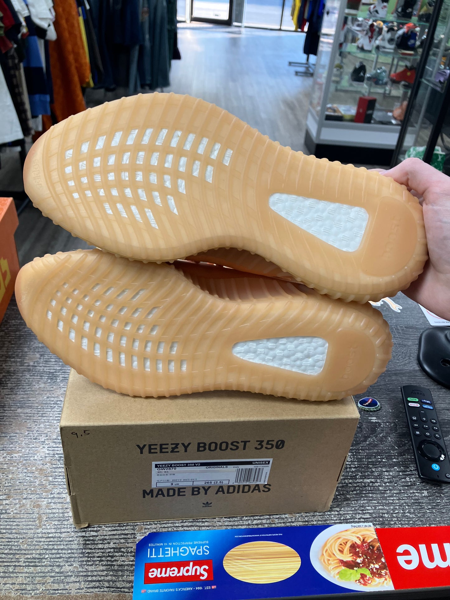 Yeezy 350 V2 Mono Clay Size 9.5
