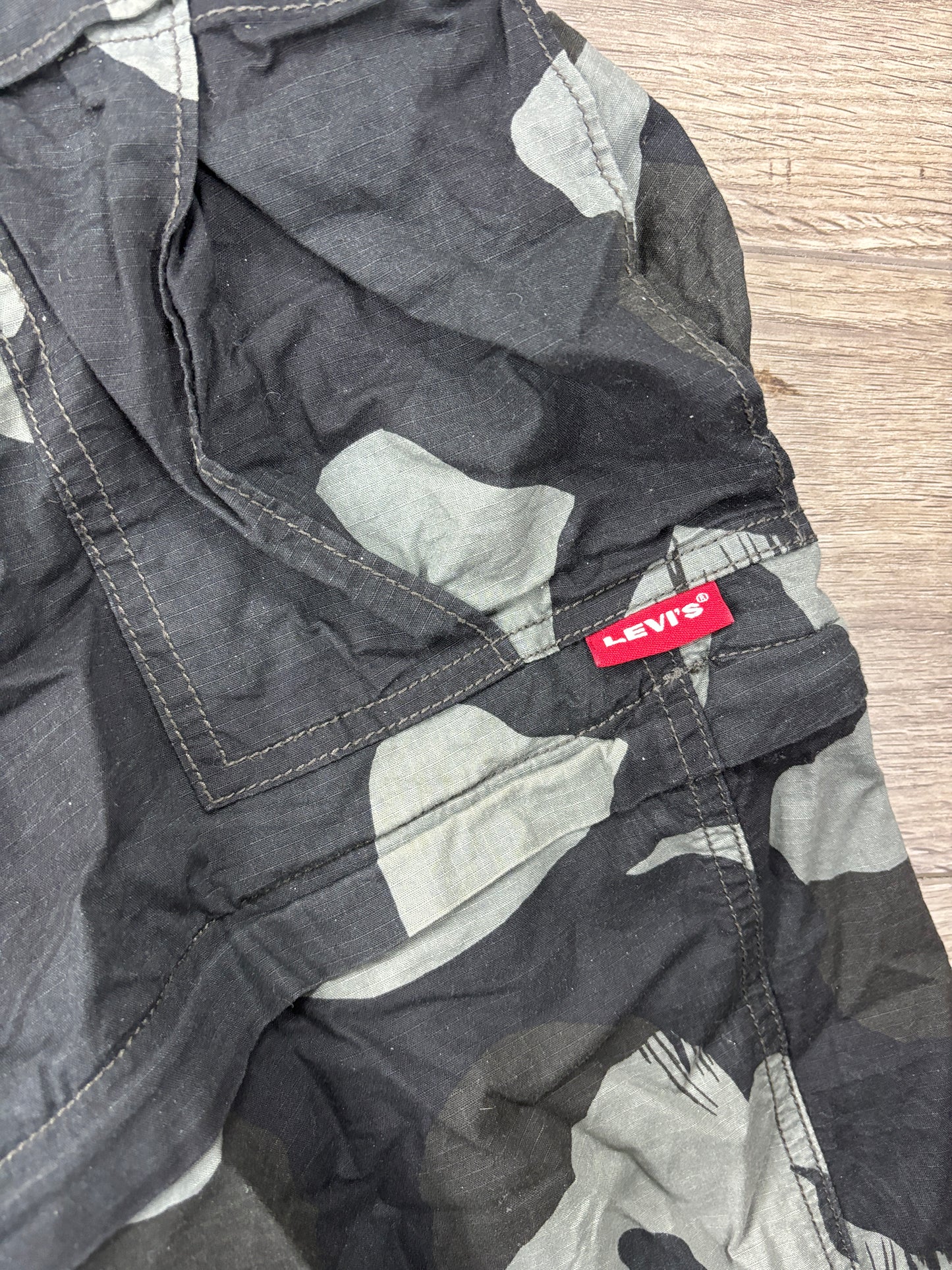 Levi’s camo convertible cargo pants 33