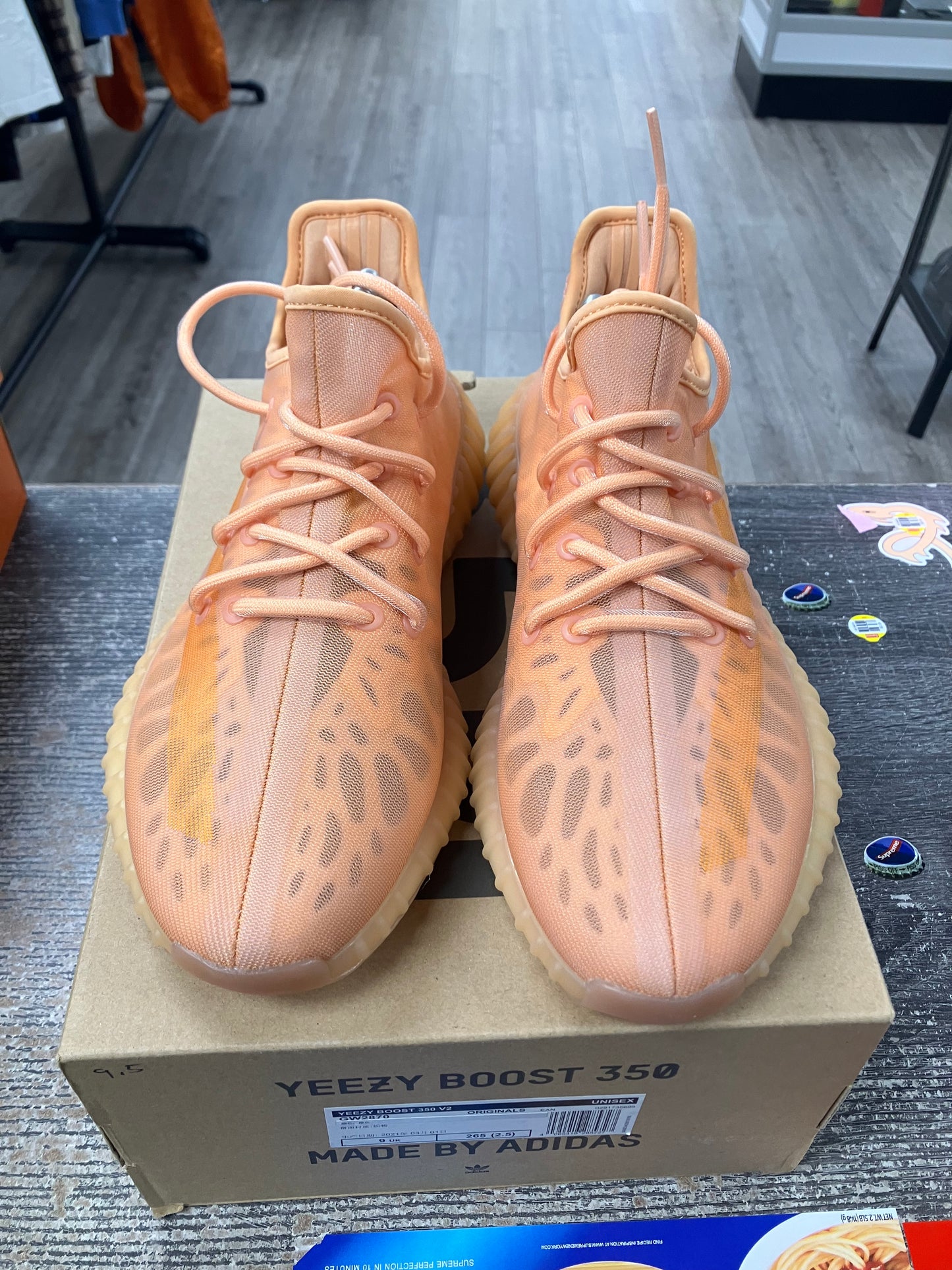 Yeezy 350 V2 Mono Clay Size 9.5