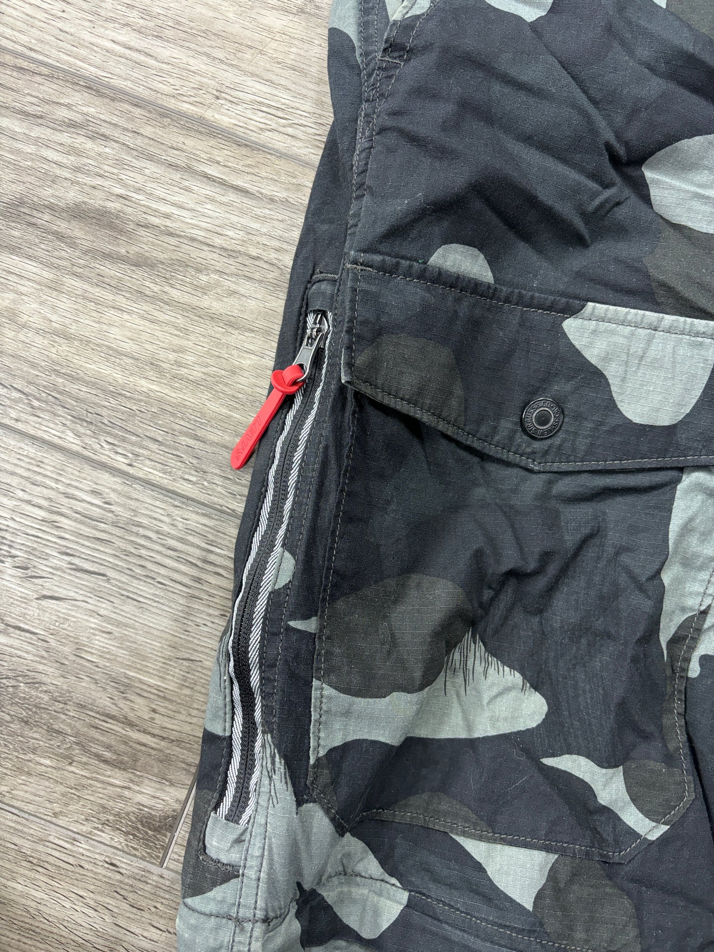 Levi’s camo convertible cargo pants 33