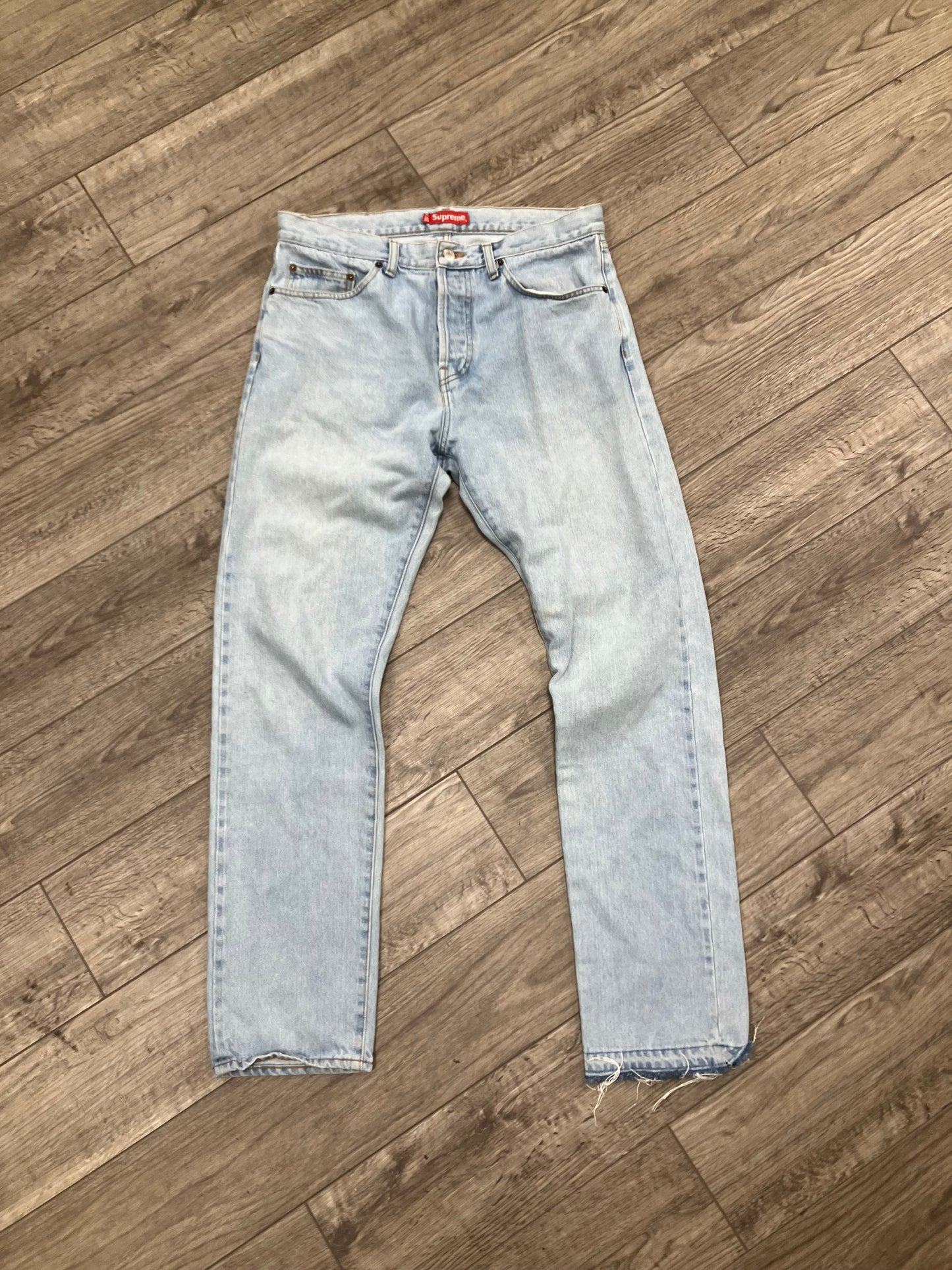 32 - Supreme Jeans
