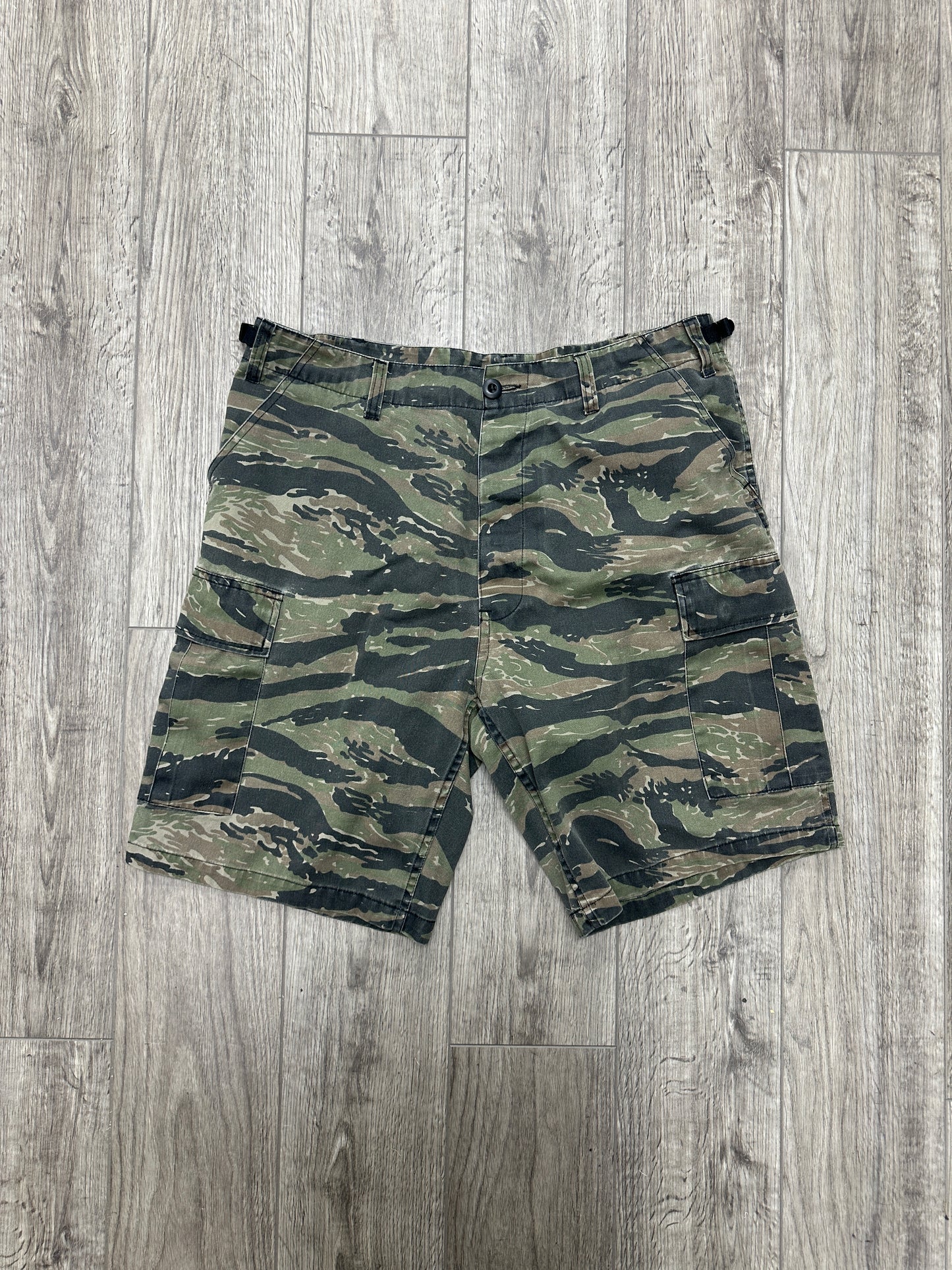 Vtg Camo Cargo Shorts Size 31-35
