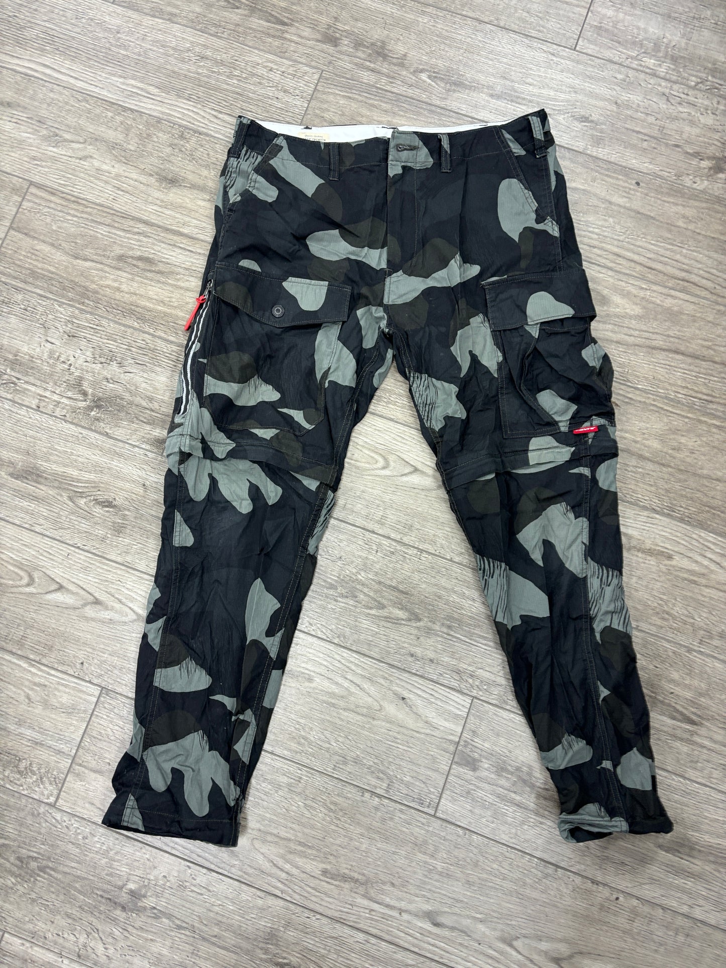 Levi’s camo convertible cargo pants 33