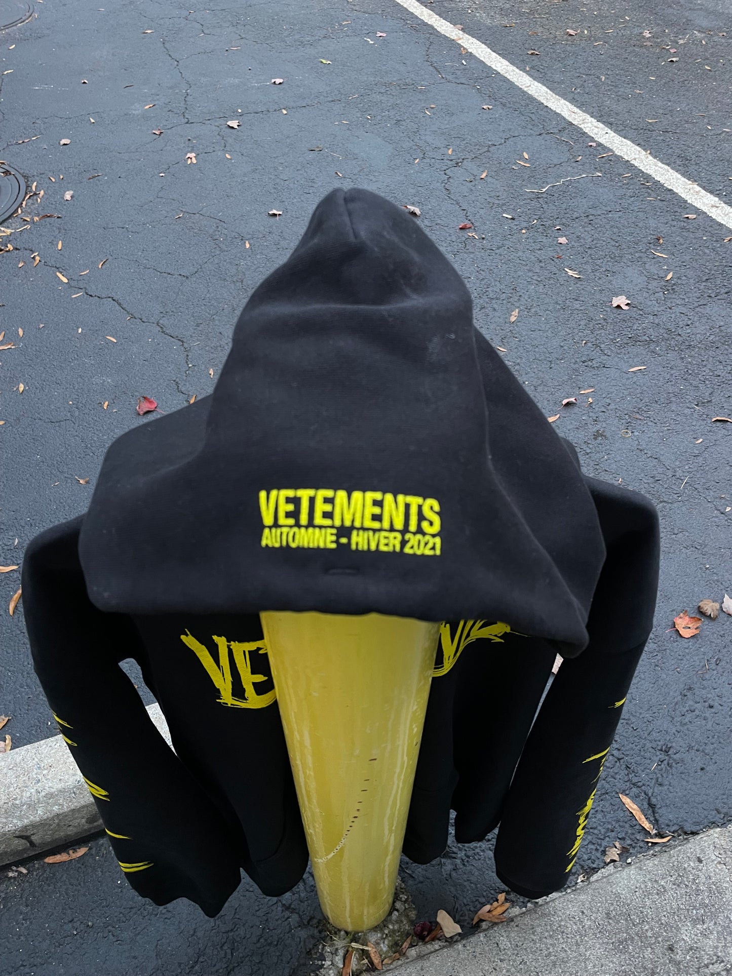 M - Vetements World tour Hoodie (Fits Oversized)