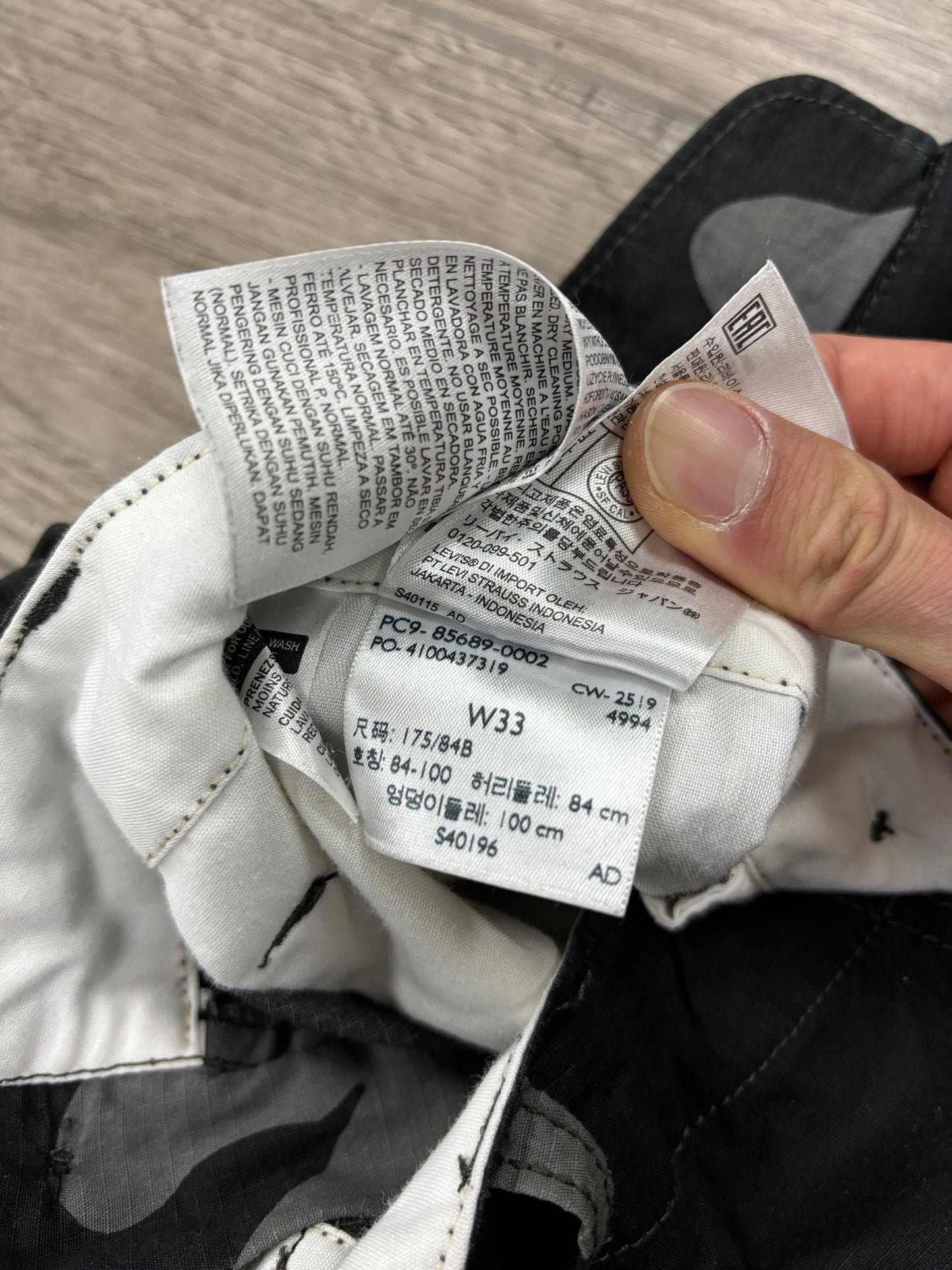 Levi’s camo convertible cargo pants 33