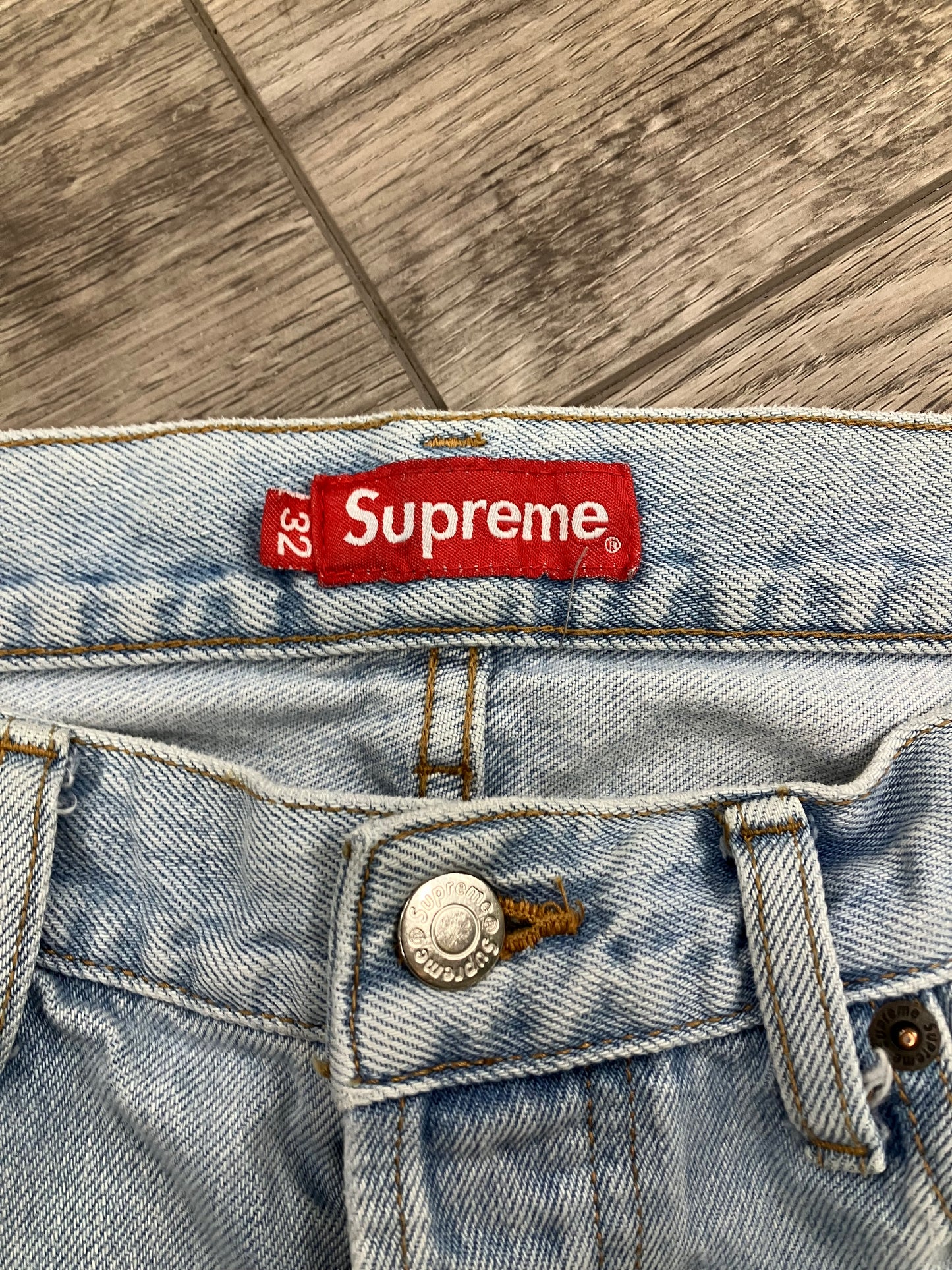 32 - Supreme Jeans