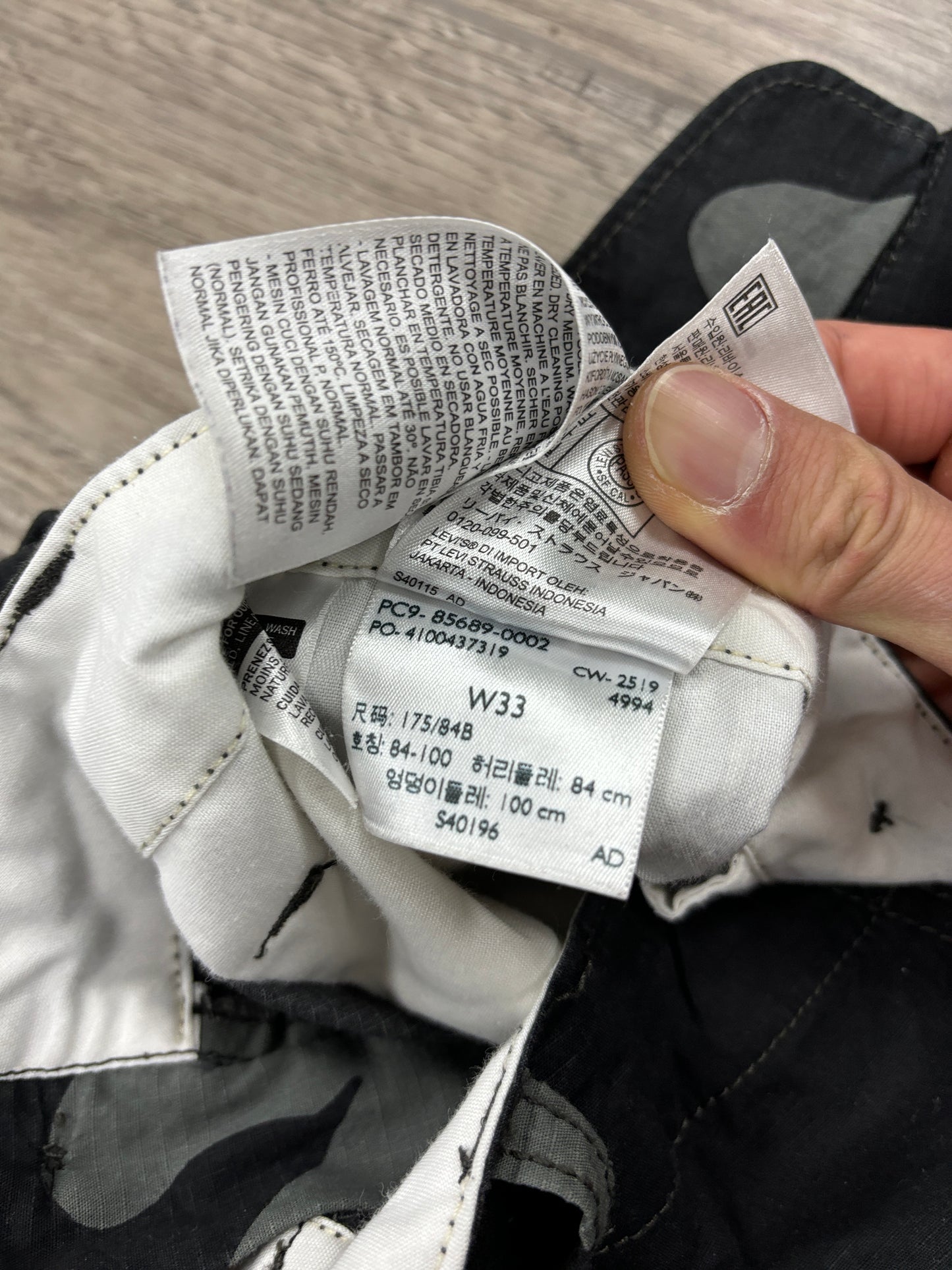 Levi’s camo convertible cargo pants 33