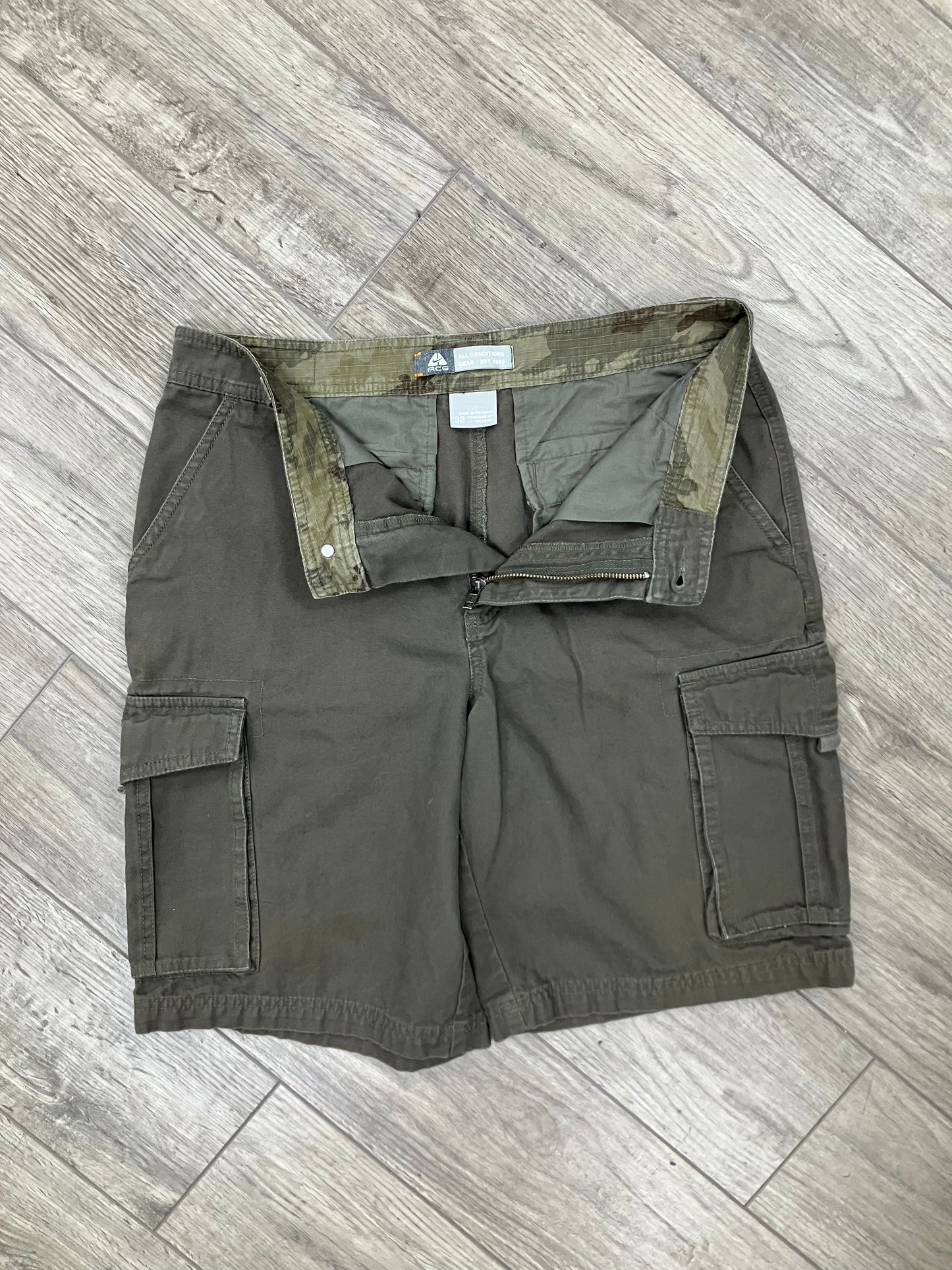 Vintage Nike ACG Cargo Shorts Sz 33