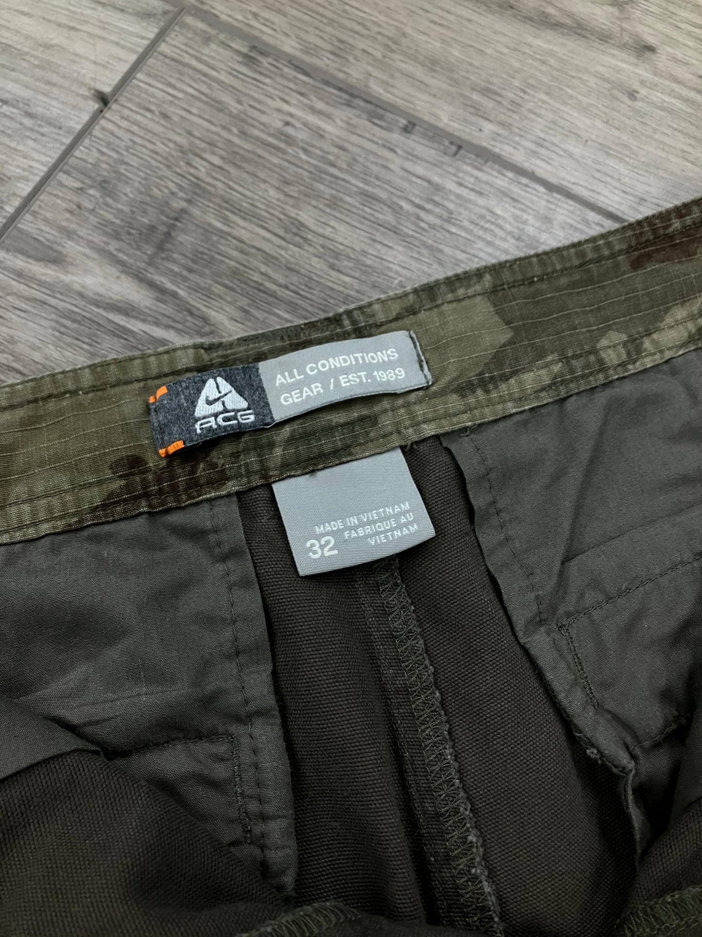 Vintage Nike ACG Cargo Shorts Sz 33