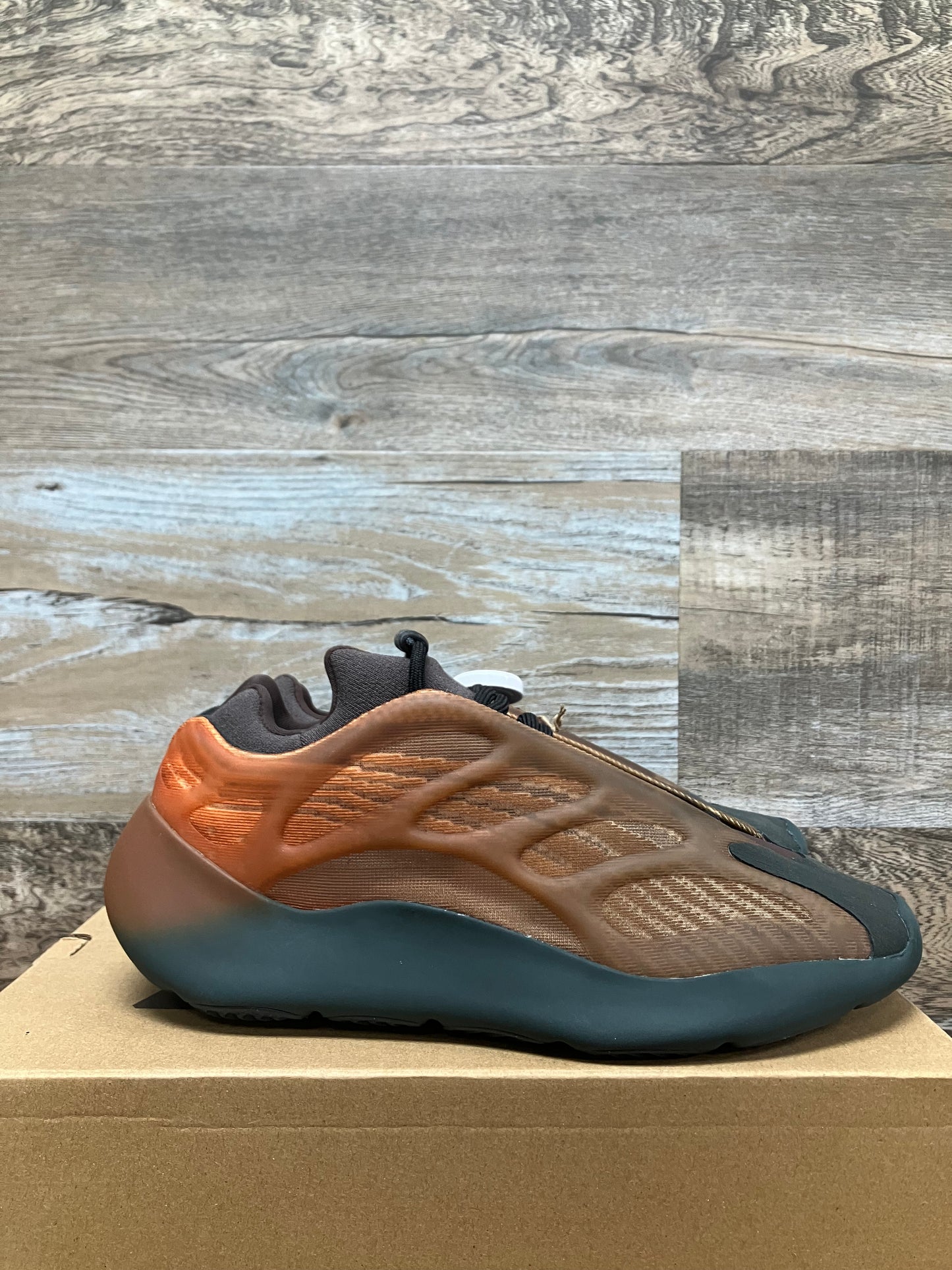 Yeezy 700 V3 Copper Fade Sz 8