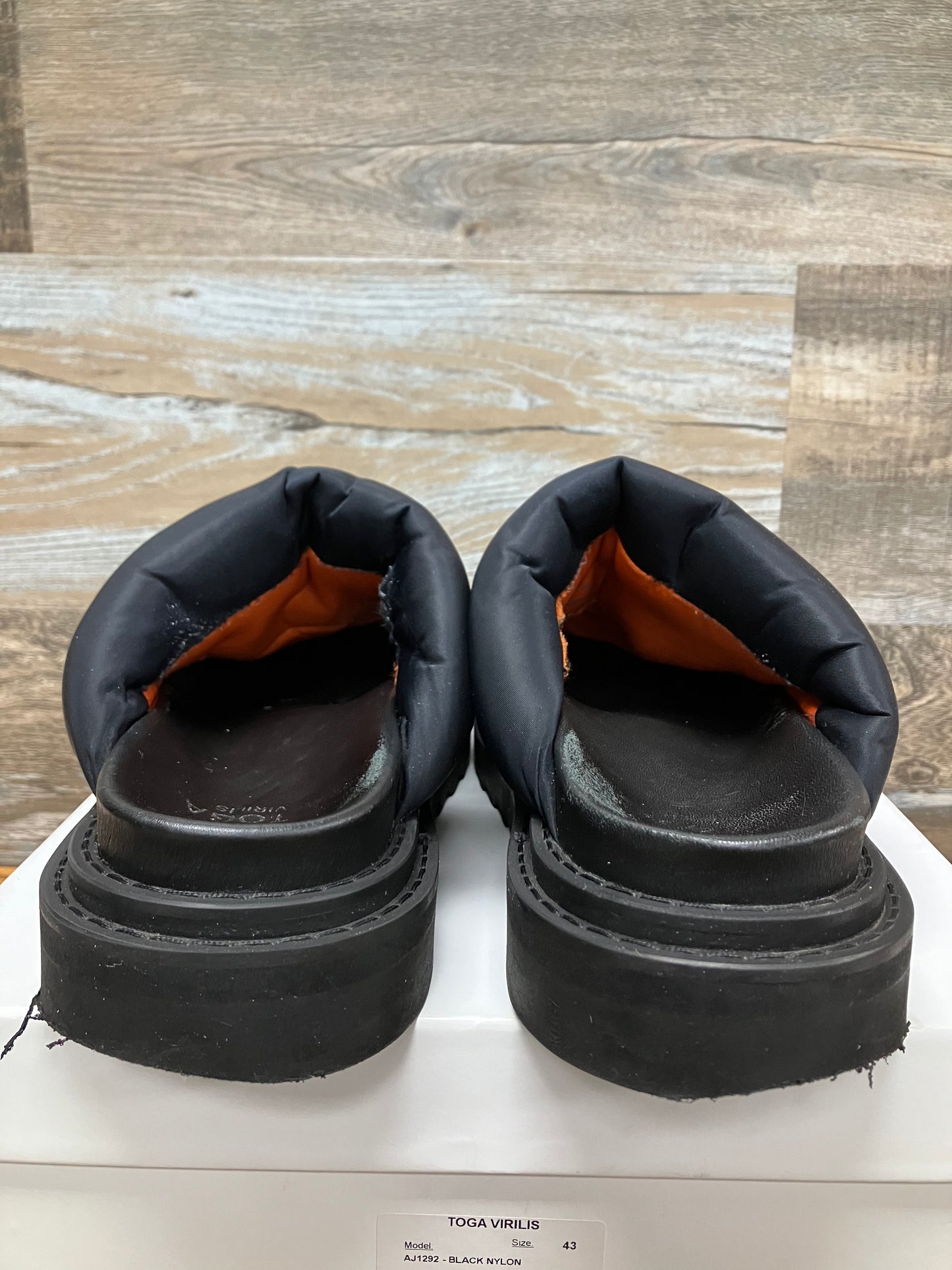 43-Toga Virilis Nylon Mule