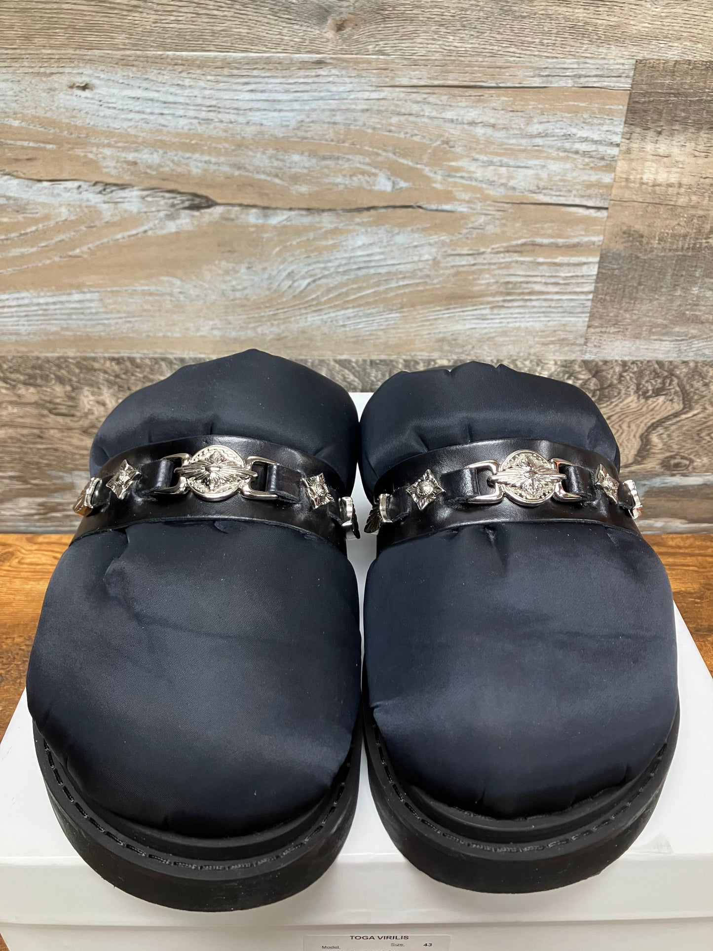 43-Toga Virilis Nylon Mule