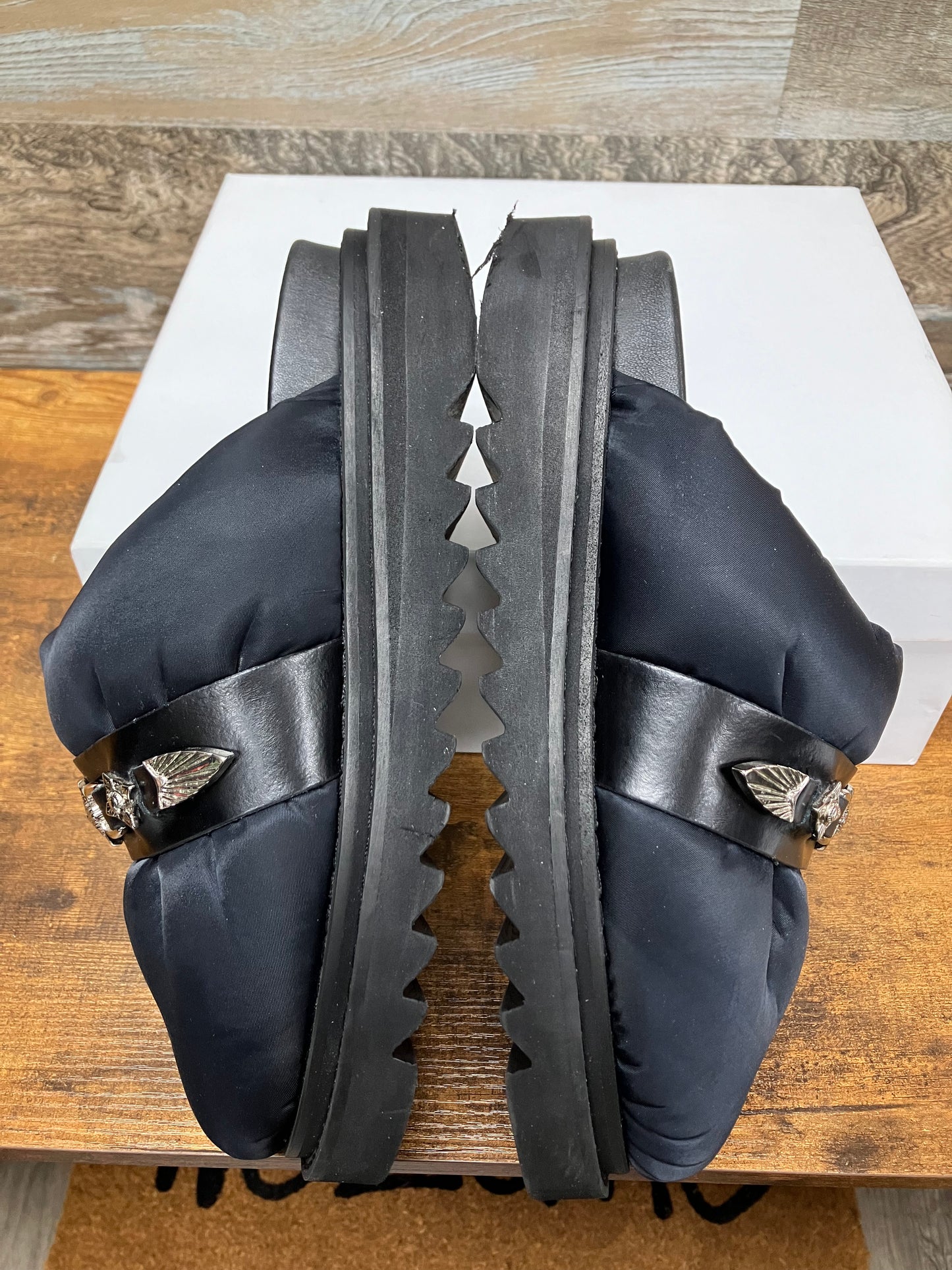 43-Toga Virilis Nylon Mule