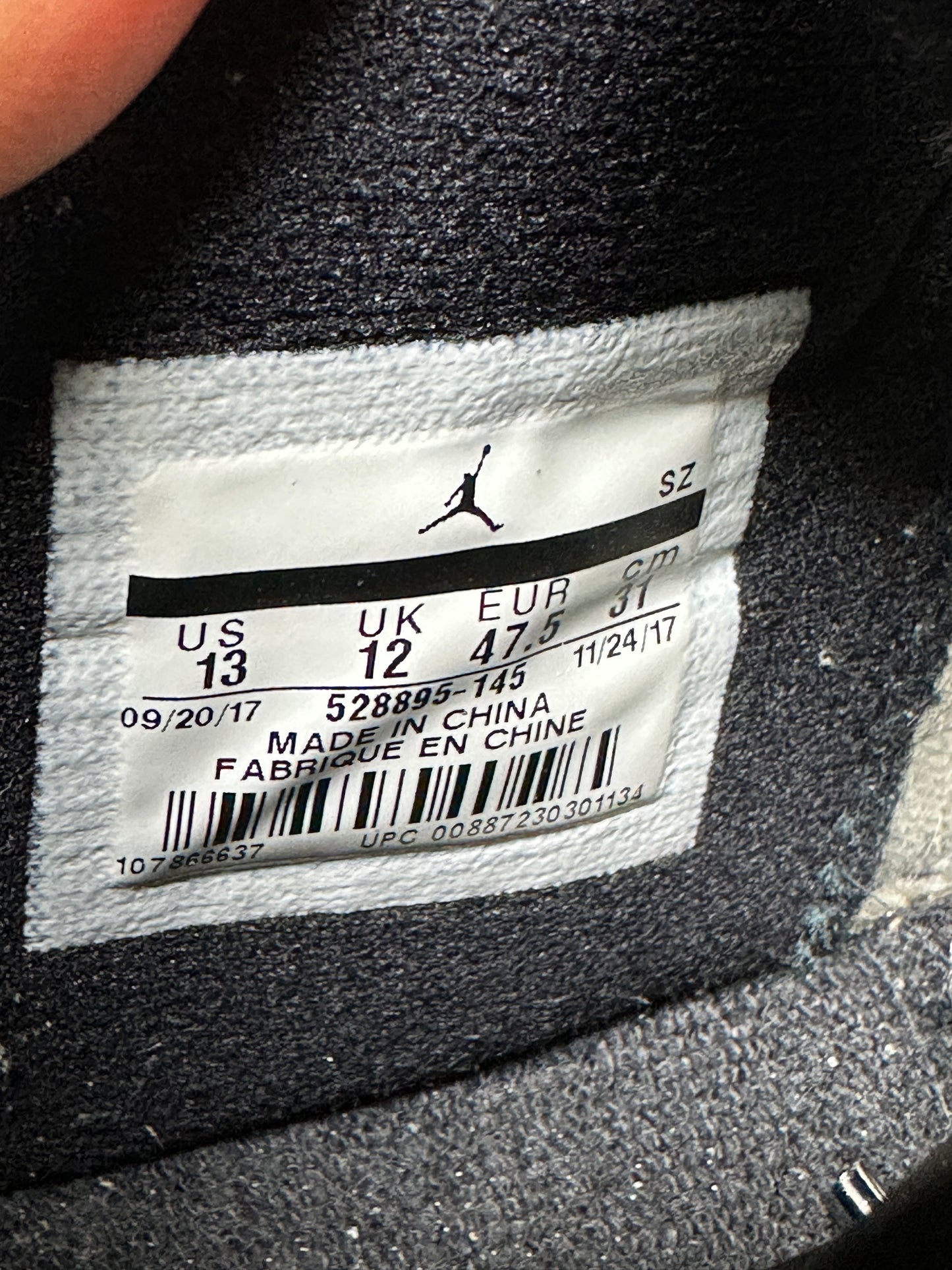 Jordan 11 low iridescent Size 13