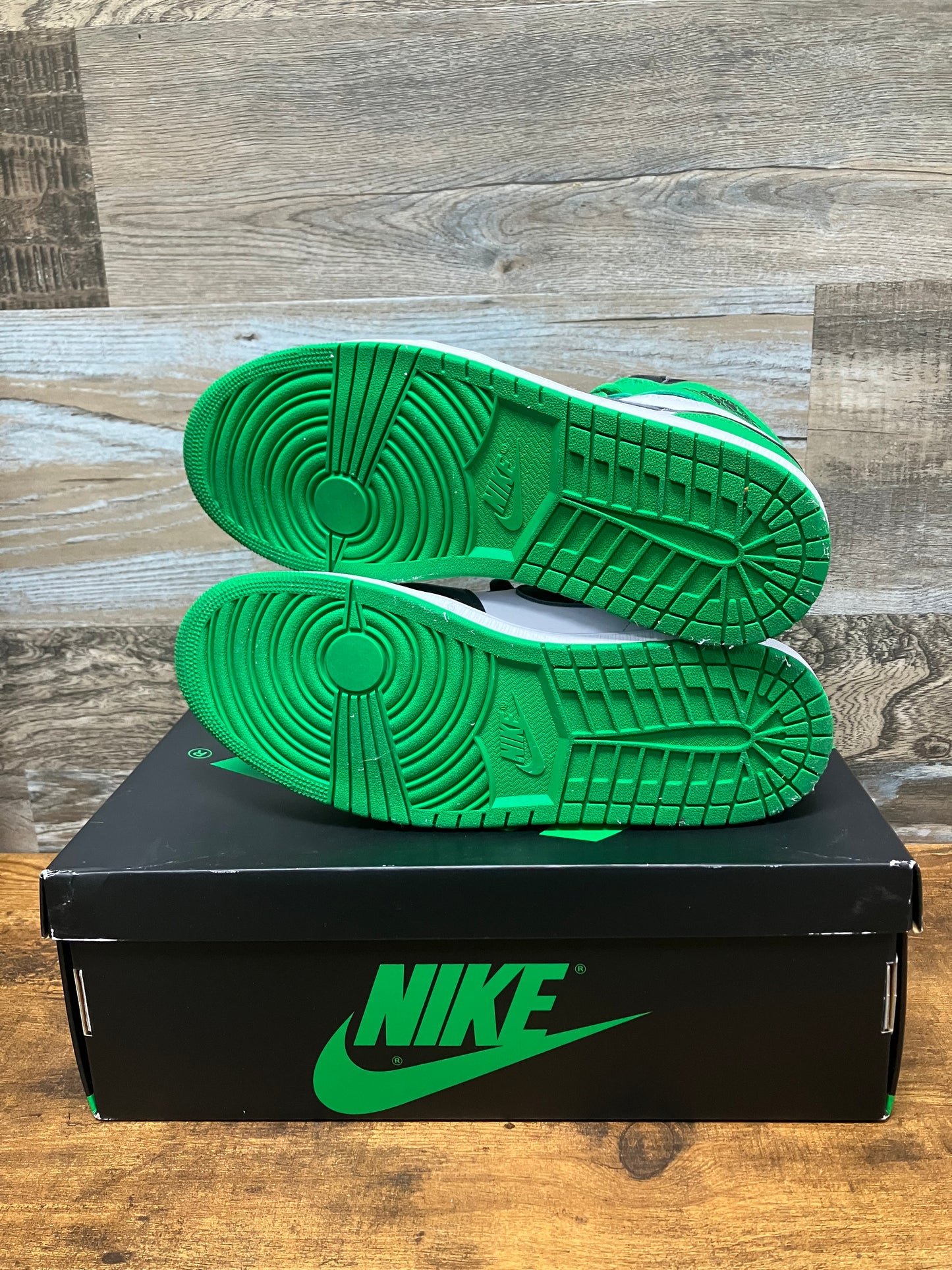 Air Jordan Retro 1 Lucky Green Size 11