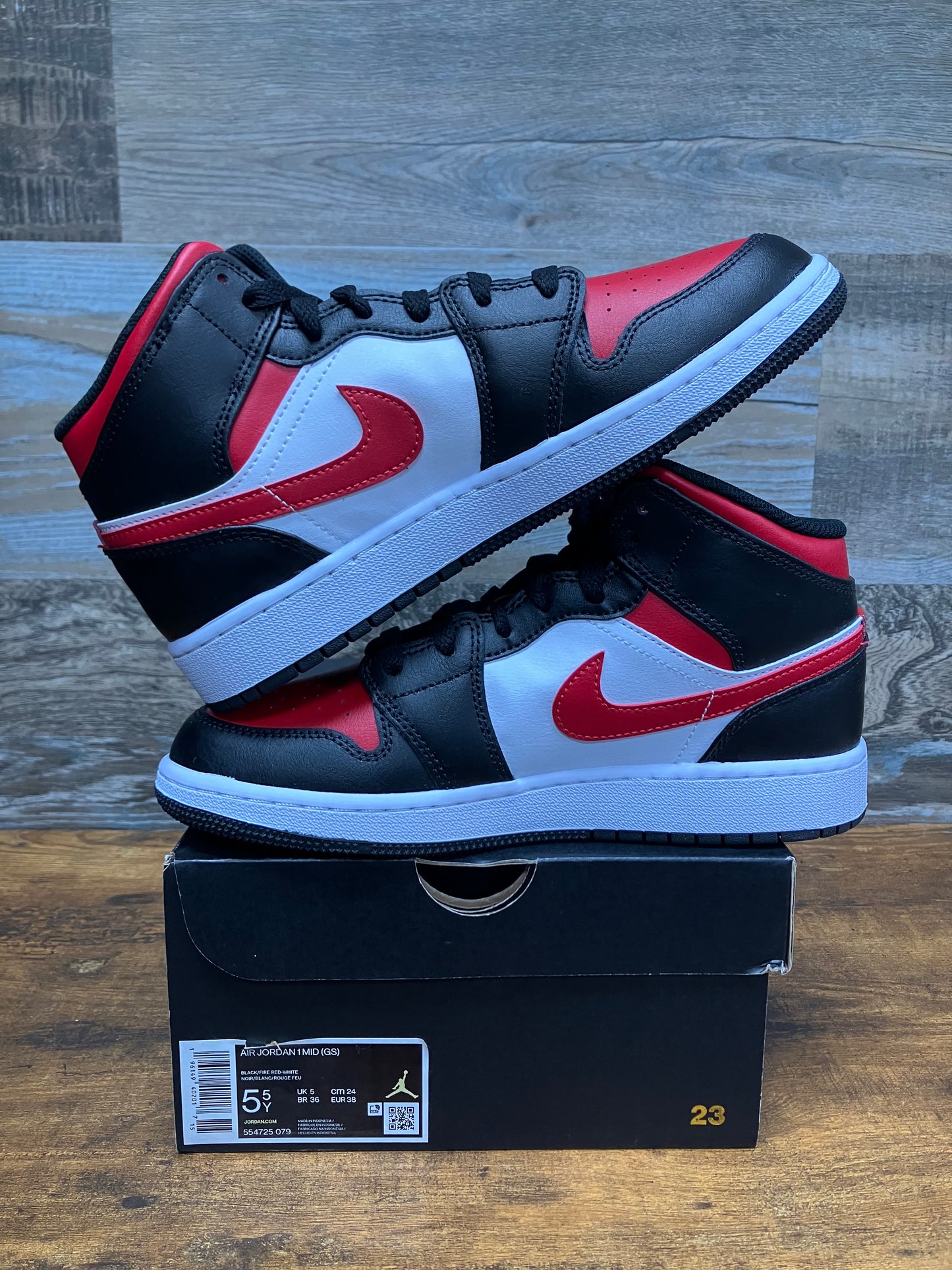 Jordan 1 Mid Fire Red Size 5.5y