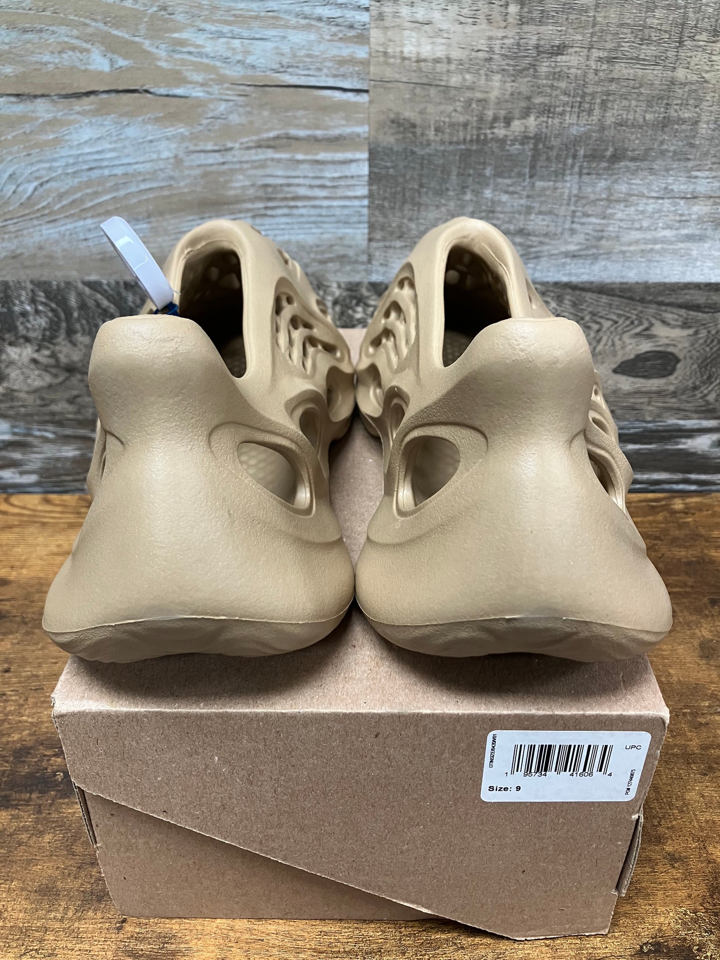 Yeezy foam RNNR Ochre Size 9 New