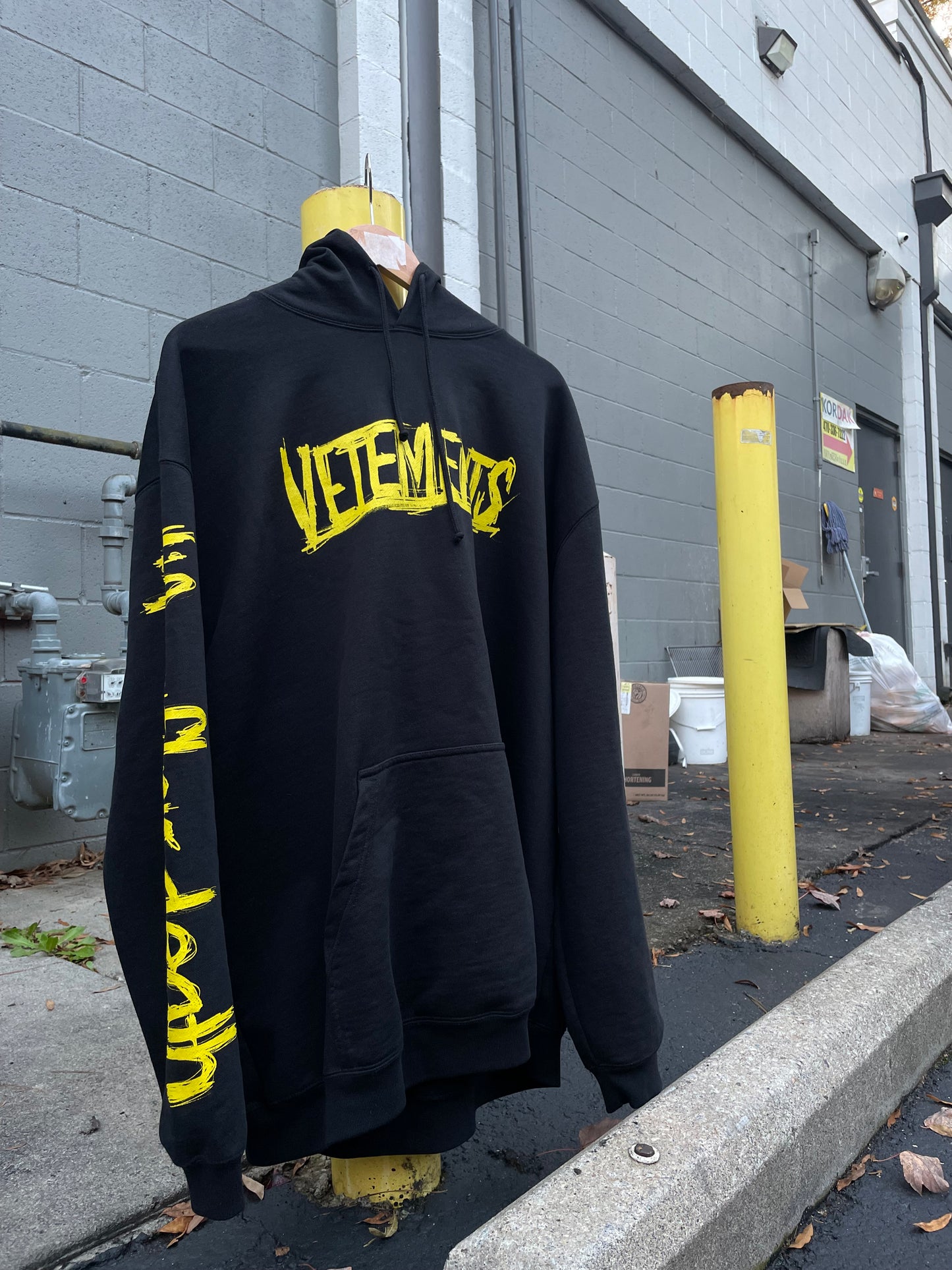 M - Vetements World tour Hoodie (Fits Oversized)