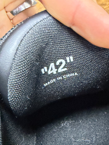 9 - Off-White Out of office Triple Black