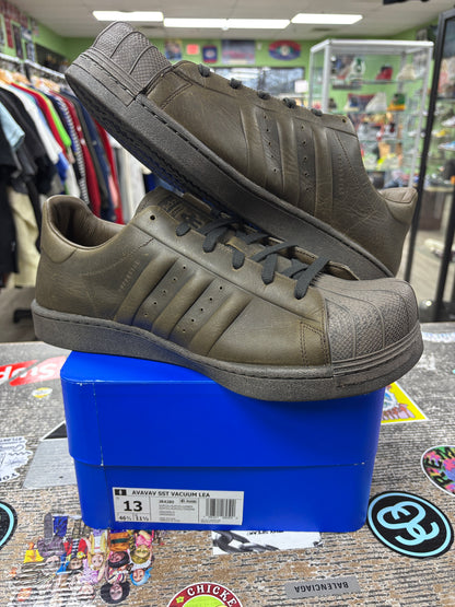 13w- Adidas superstar Avavav umber