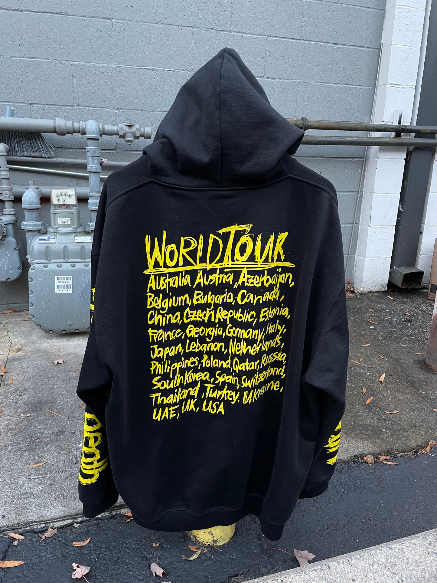 M - Vetements World tour Hoodie (Fits Oversized)
