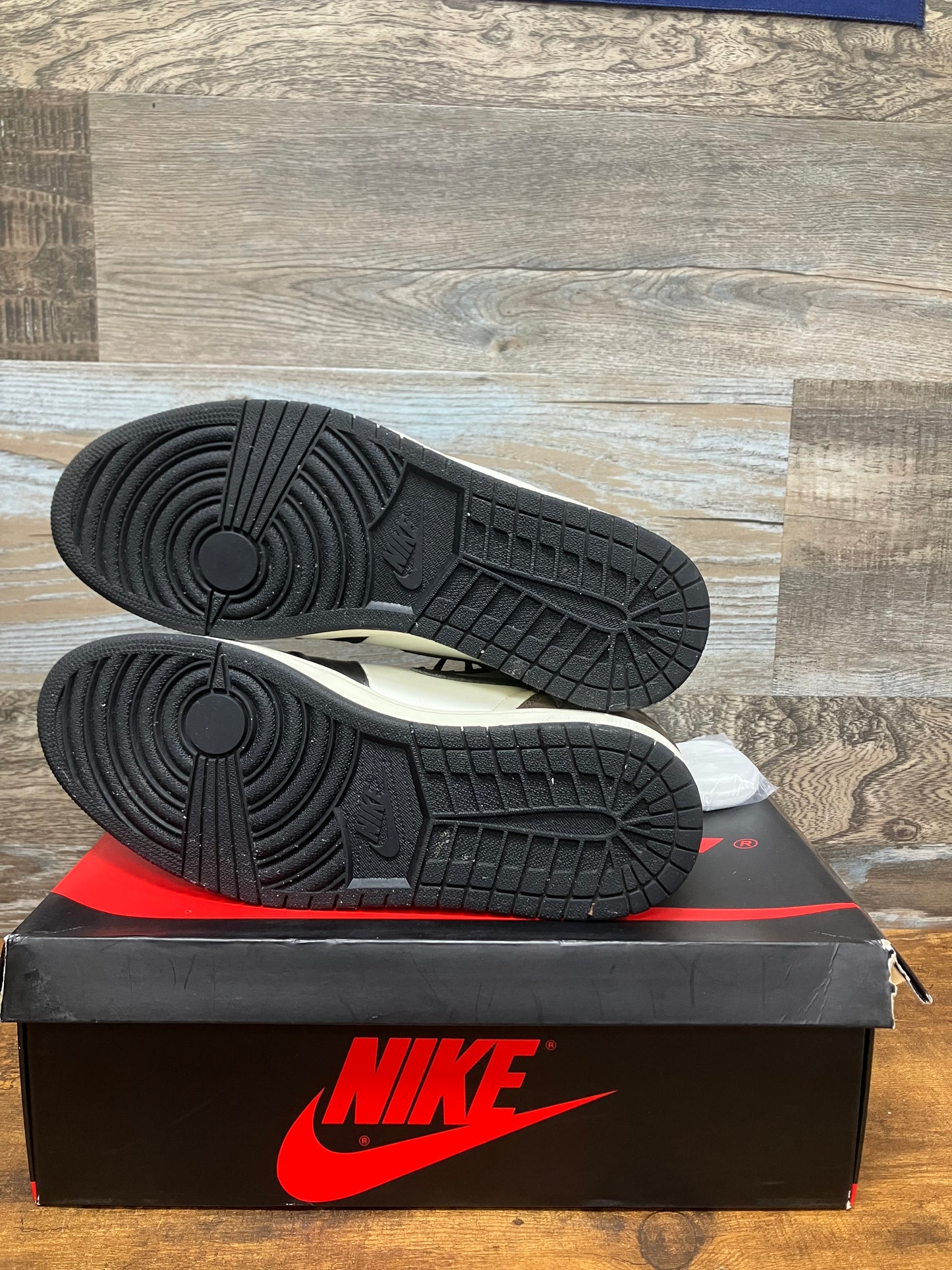Air Jordan 1 Retro OG High Dark Mocha 11