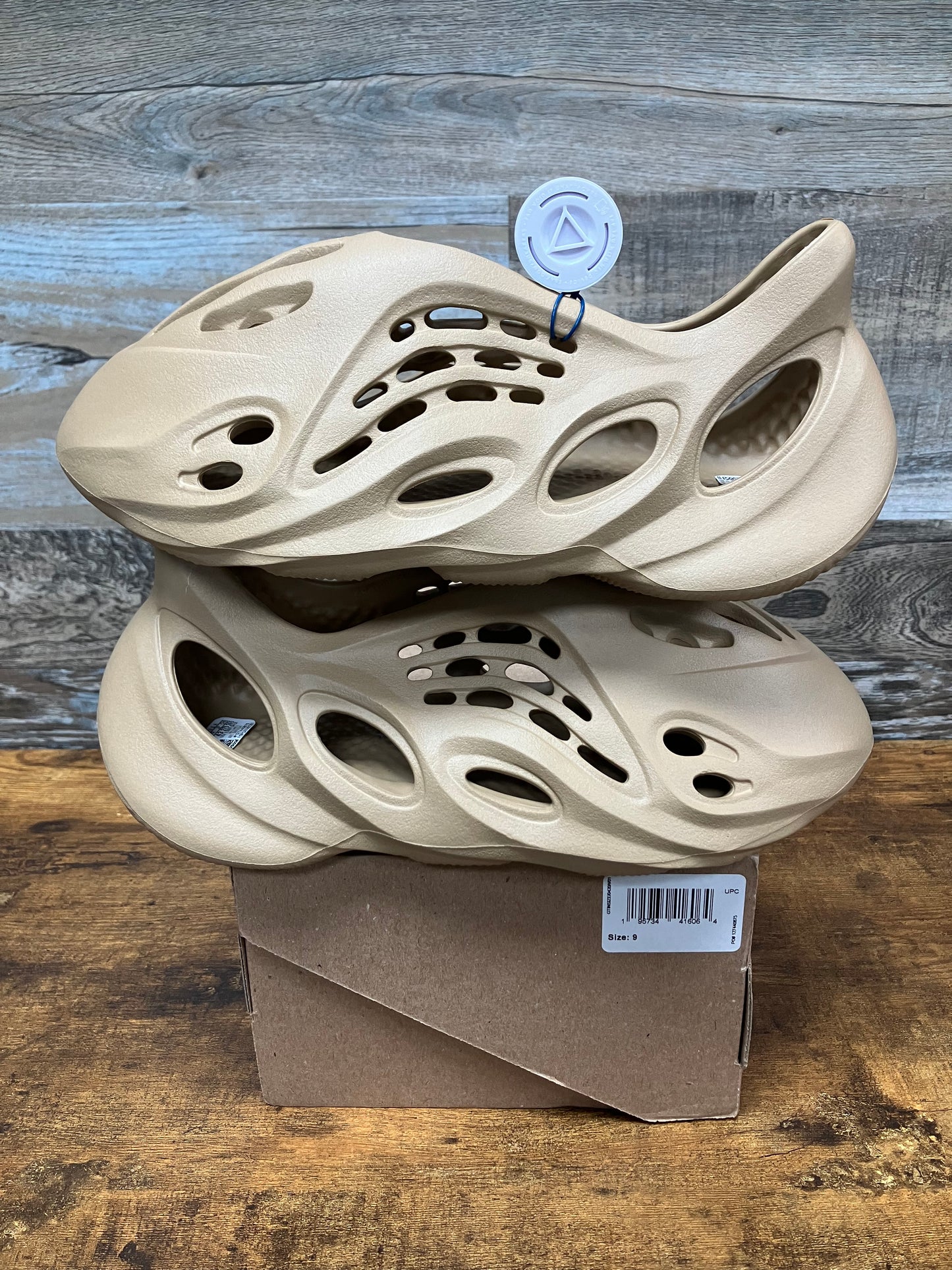 Yeezy foam RNNR Ochre Size 9 New