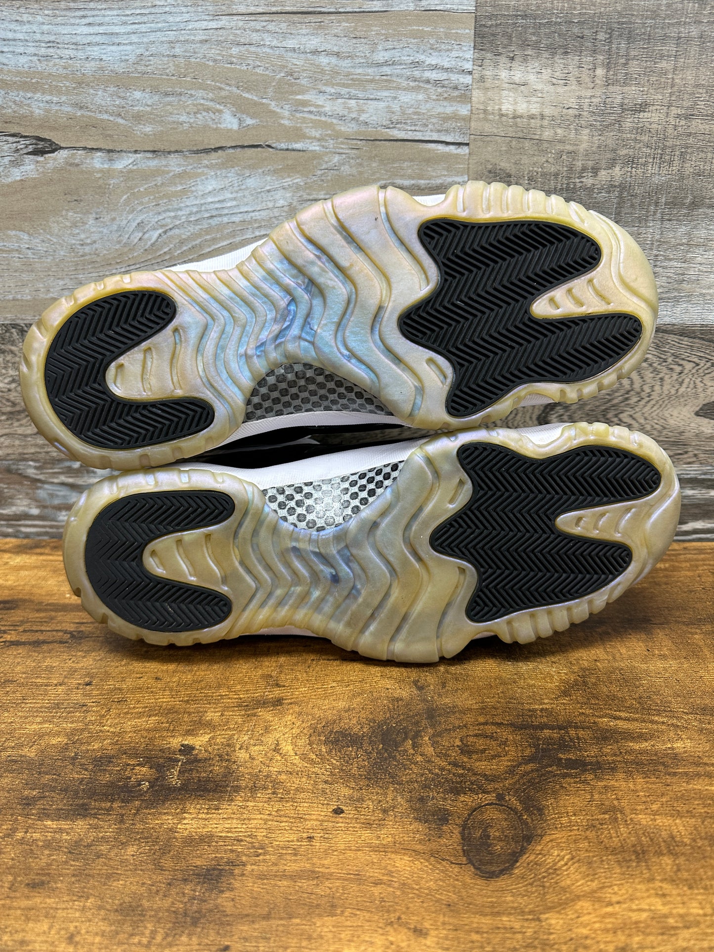Jordan 11 low iridescent Size 13