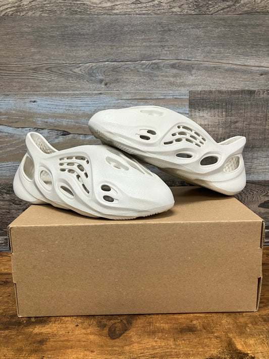 Adidas Yeezy Foam RNNR “Sand” 14