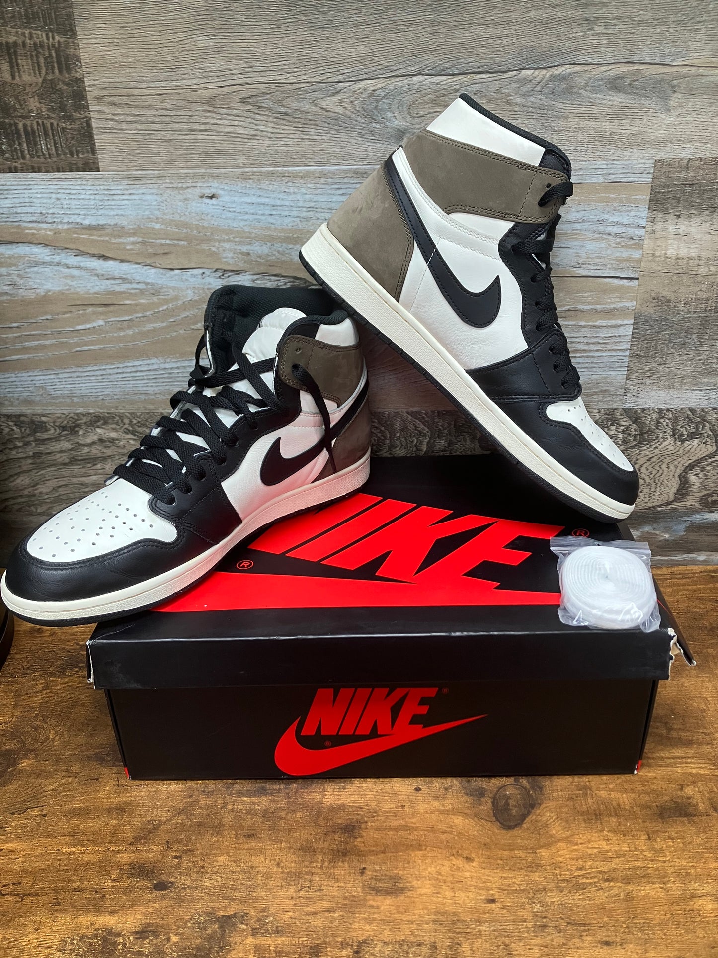 Air Jordan 1 Retro OG High Dark Mocha 11