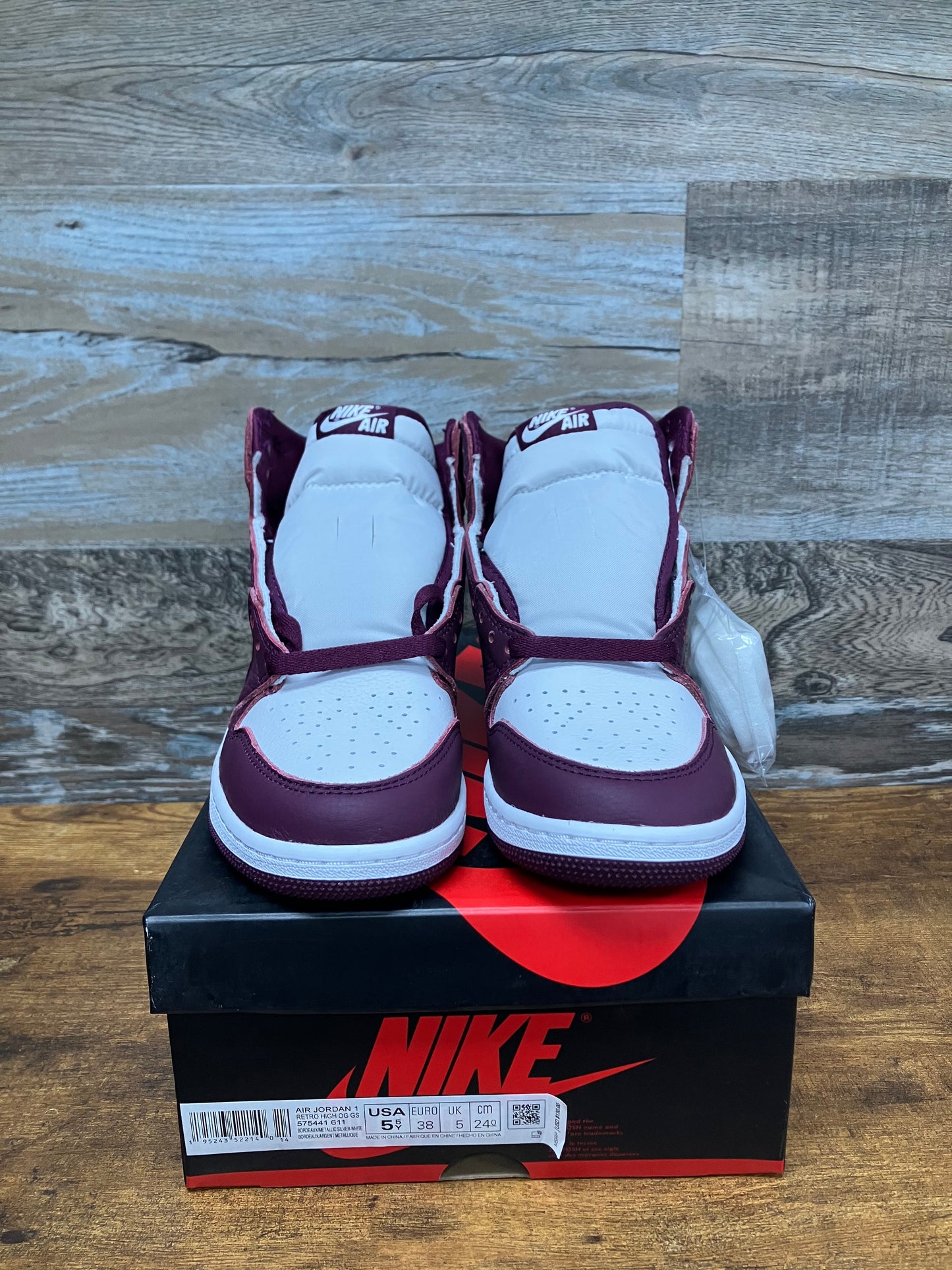 Jordan 1 High Bordeaux Size 5.5y