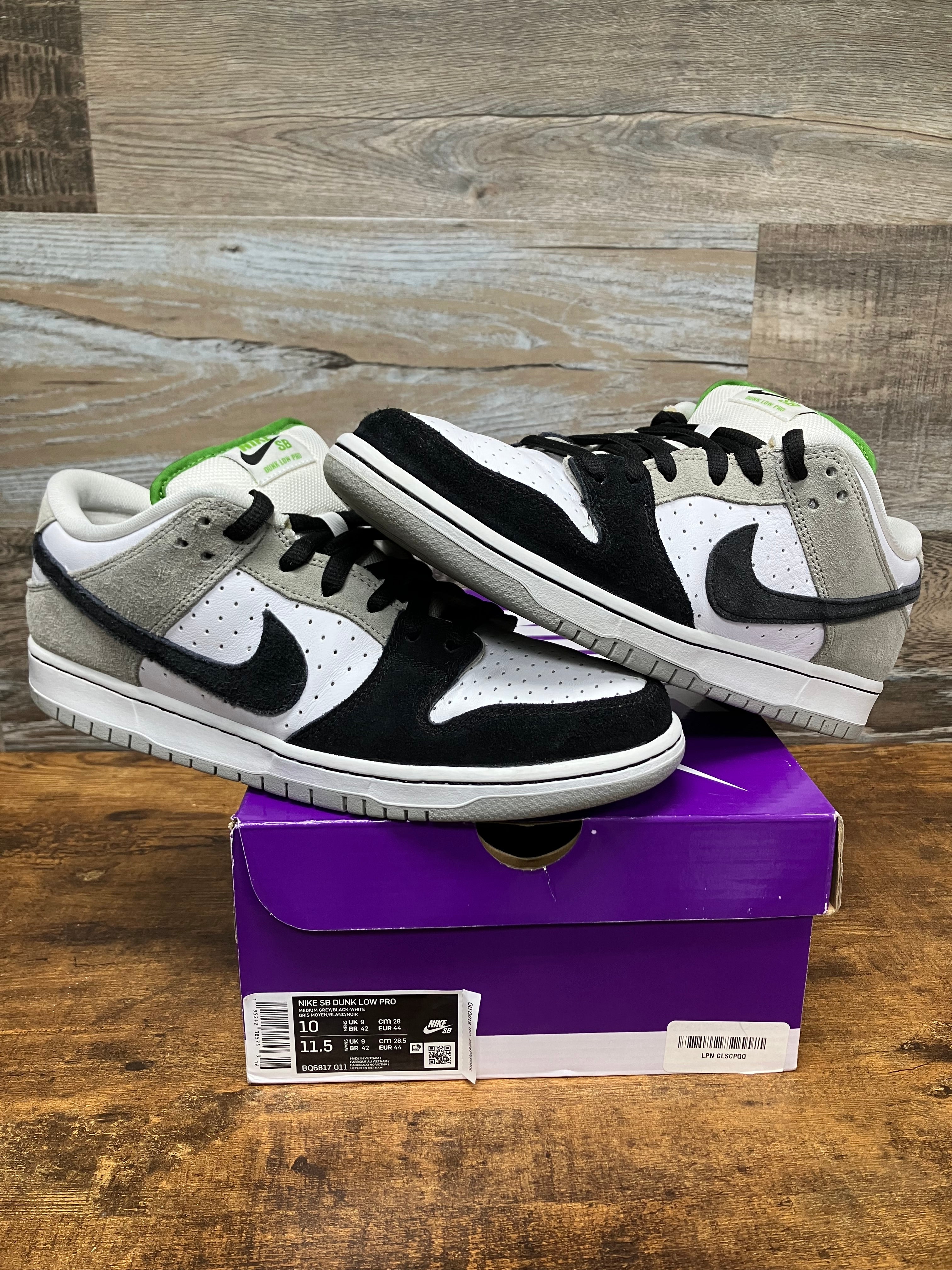 シューズ NIKE SB DUNK LOW \"Chlorophyll On-Foot Look at the Nike Dunk Low “Chlorophyll” | Hypebeast