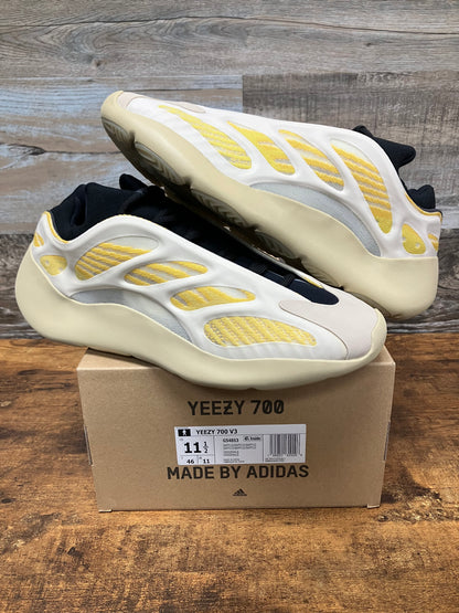 Yeezy 700 v3 Safflower Size 11.5 New