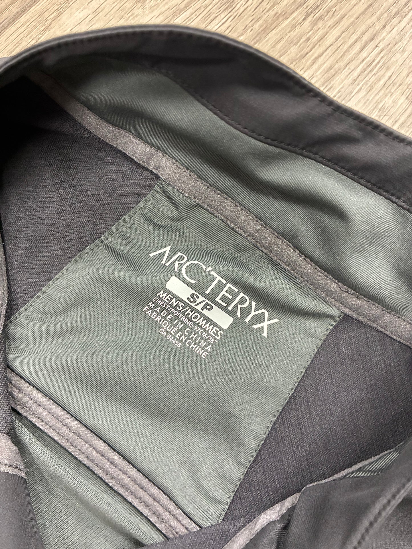 S - Arc’teryx Grey/Black Darter Jacket