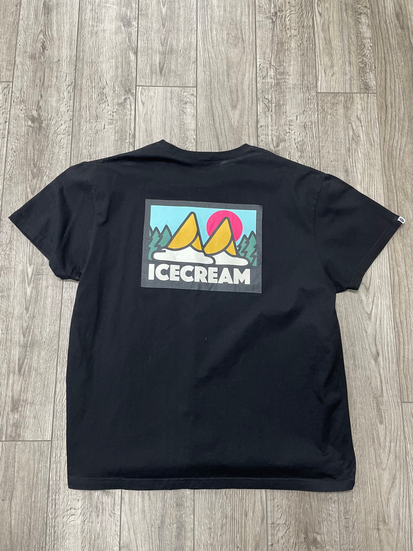Ice Cream Mountains Tee Size XL
