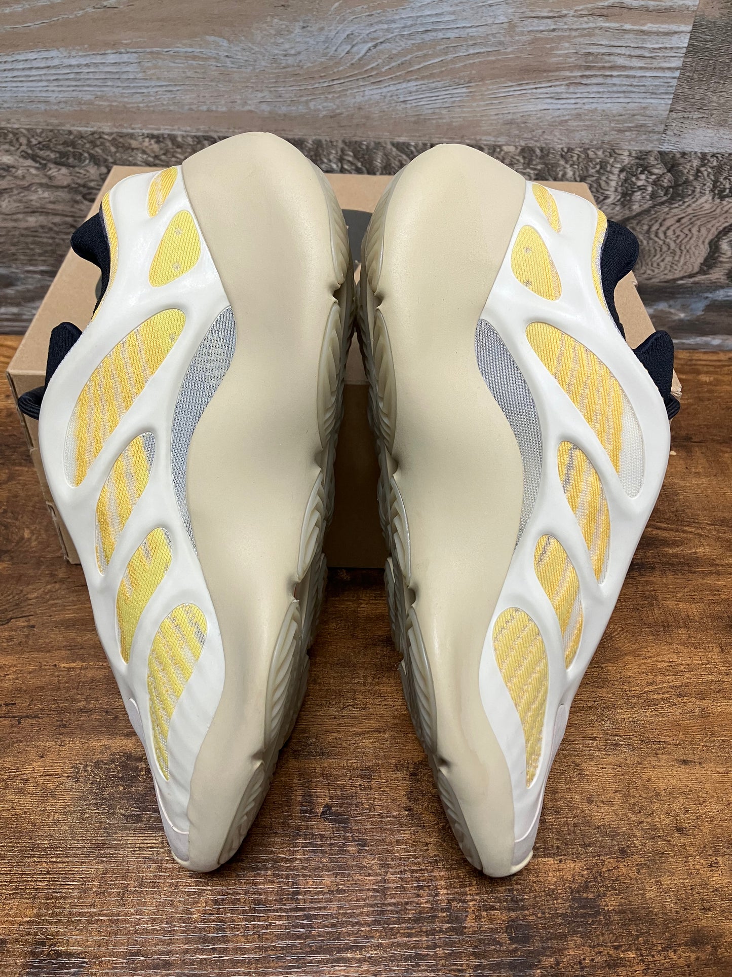 9.5-Yeezy 700 Safflower