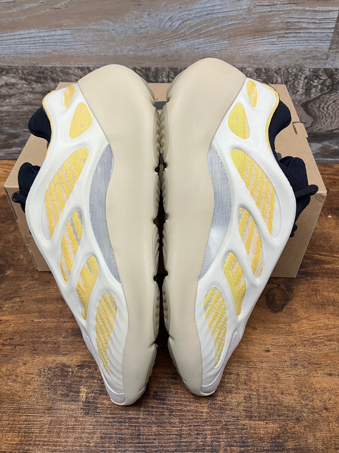 9.5-Yeezy 700 Safflower