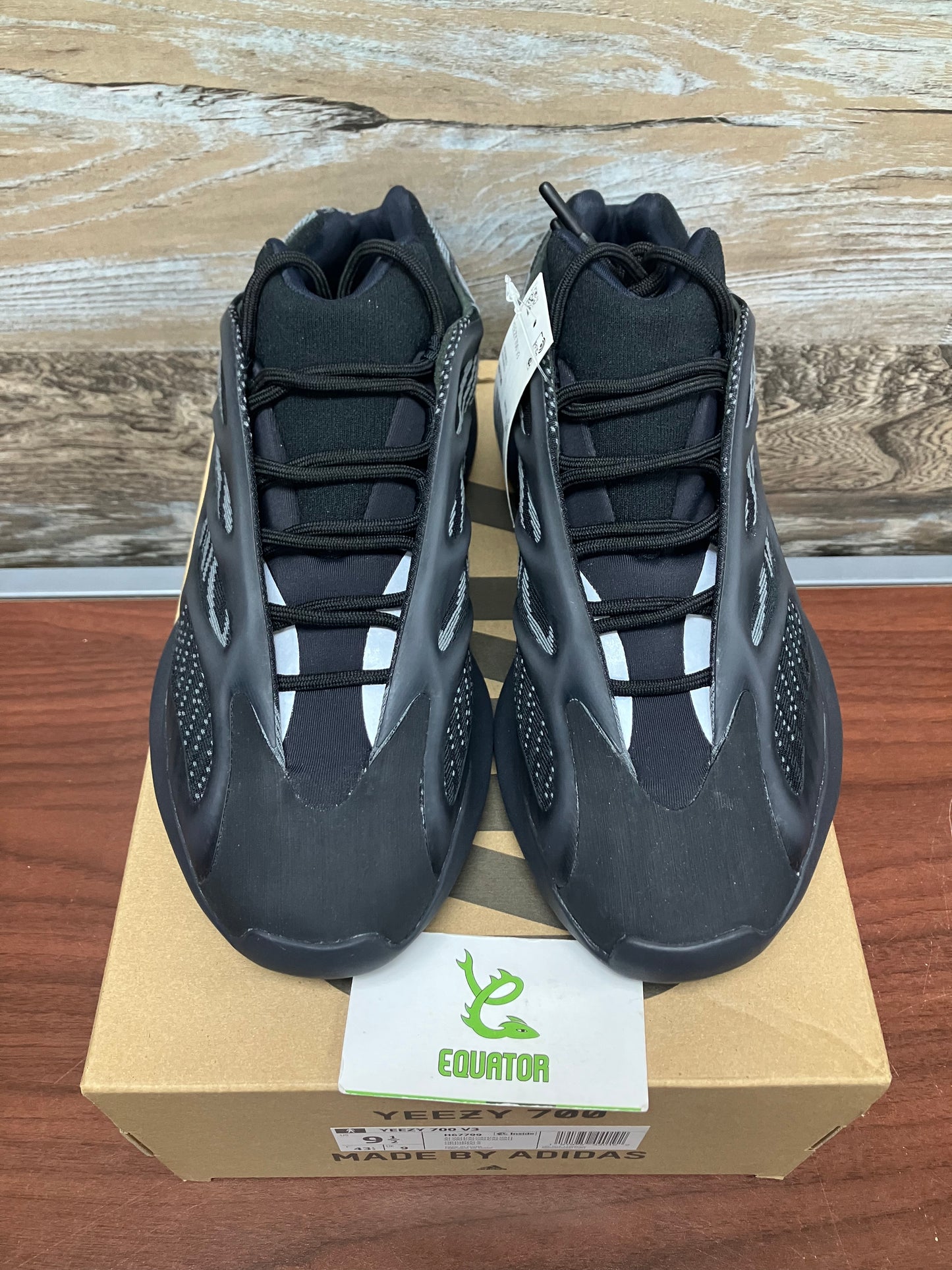 Adidas Yeezy 700 V3 Alvah Size 9.5