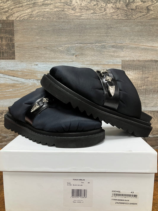 43-Toga Virilis Nylon Mule
