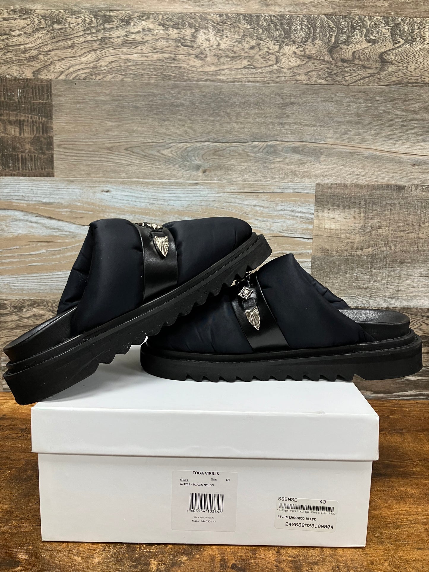 43-Toga Virilis Nylon Mule