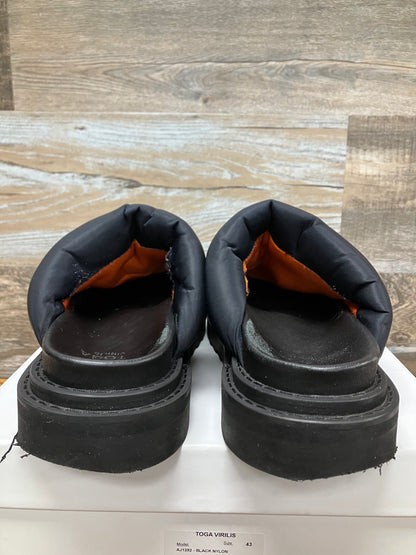 43-Toga Virilis Nylon Mule