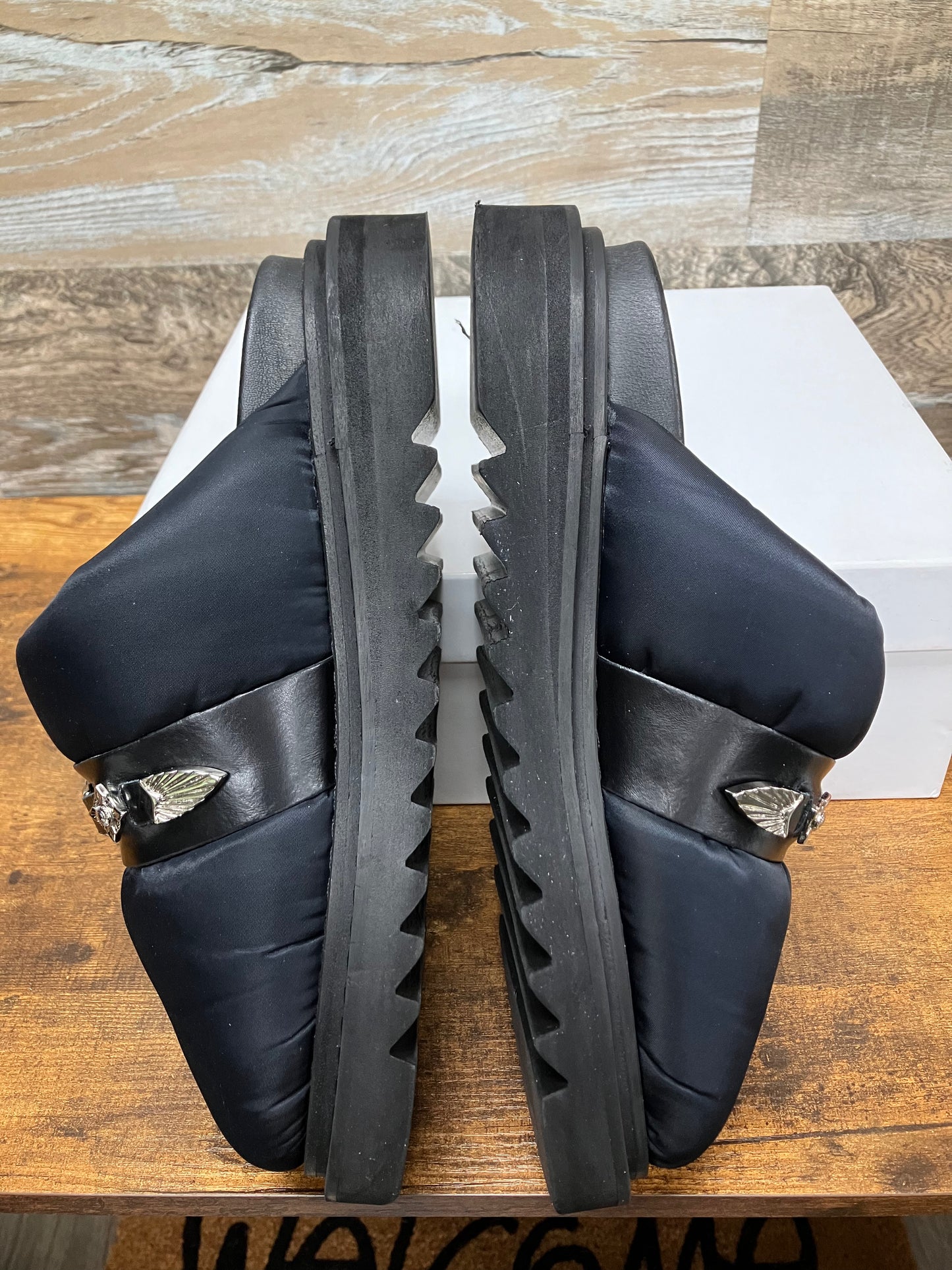 43-Toga Virilis Nylon Mule